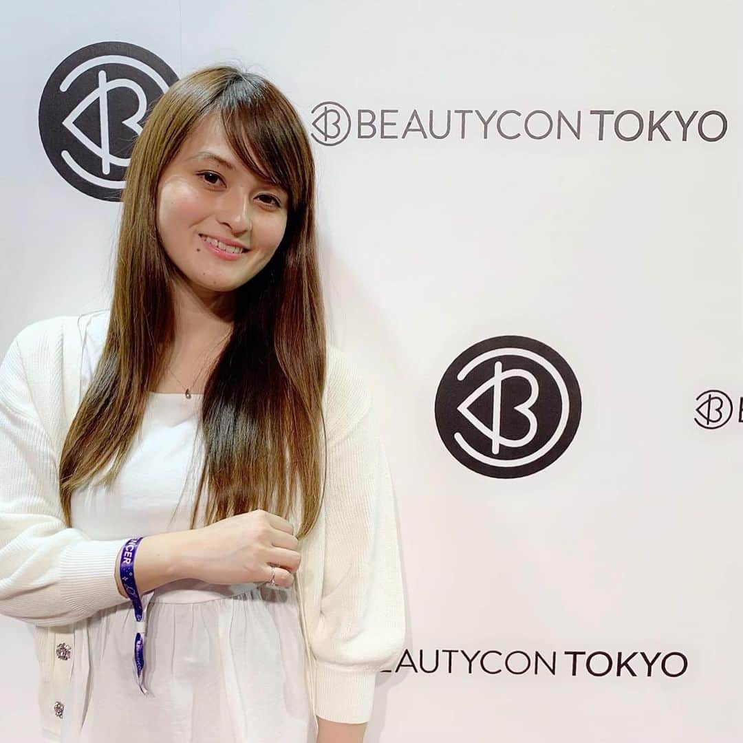 のインスタグラム：「2019年6月15~16日にベルサール渋谷ガーデンにて#beautycontokyo が開催しているのでお姉ちゃん(@erinaokuyama)と遊びに行ってきました✨ ・ Beautyconは、アメリカ・LAで2014年にスタートした、世界最大級の美容フェスティバルで、会場はたくさんのブースに美容商品が並んでいて、美への探究心が高い人たちがたくさん訪れていて賑わっていました。 ・ 豪華タレントにスペシャルゲストなど盛り上がっていましたよ❣️姉と色々なブースに回りながら最新美容についてお勉強☺️♪可愛いフォトスポットも沢山ありました✨ ・ お土産もたくさん頂いたので帰ってみるのが楽しみ！明日も渋谷ベルサールでやっているのでお時間ある方は是非遊びに行ってみてください💓 ・・・ #beautycontokyo #美容イベント #美容 #beauty #イベント #奥山姉妹 #PR @beautycon」