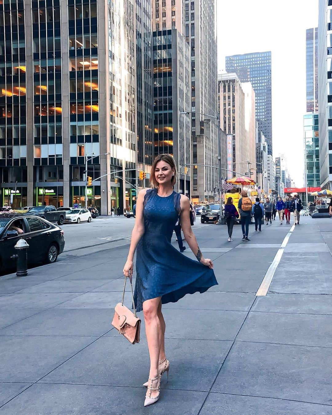 Anna Starodubtsevaさんのインスタグラム写真 - (Anna StarodubtsevaInstagram)「РУССКИЙ👇. Sometimes you just gotta be a tourist in your own city 💃. ⠀ I travel so much and always show you all the beautiful places that  I visit during my journeys,but I don’t show much of my favorite city in the whole World. ⠀ New York always has my ♥️ forever. ⠀ We get used to good things so quickly and stop acknowledge them: amazing places we live at, job we love,special people in our lives that make us happy. ⠀ Stop for a second right now and think... what are the things in life you are grateful about... What makes your life happy and fulfilled and hold this feeling for few minutes ... Grateful, Blessed, Appreciative.  I’m grateful for being able to love in this magnificent city, walk these streets every day soaking up the energy 🙏. ⠀ Happy weekend my friends, sending you much love ❤️. ⠀ 🇷🇺🇷🇺🇷🇺🇷🇺. Иногда можно побыть туристом и в собственном городе 💃. Я так много путешествую и делаюсь с вами своими впечатлениями о новых для меня местах и совсем мало показываю свой самый любимый, самый дрогой сердцу город New York. ⠀ Иногда круговорот жизни нас поглощает и мы перестаём обращать внимание и ценить то,что нас окружает,хотя именно это делает нас по настоящему счастливыми и наполненными:города,любимые люди, любимая работа... Остановитесь на минуточку прям сейчас и подумайте о том,за что вы благодарны судьбе сейчас,в эту самую минуту, прочувствуйте и проживите это чувство благодарности,оно такое величественное,такое мощное. Простейшая техника,которая заставляет посмотреть на нашу жизнь по иному. И может быть в эту самую минуту вы поймёте что-то очень важное и возможно вам захочется сказать тёплые  слова близким людям,которых вы перестали замечать,только потому что они всегда рядом, но вы их очень любите и цените ♥️... ⠀ Всем чудесных выходных... Люблю ♥️. ⠀ #anyastar_жизнь . #люблюжить #люблюжизнь #newyorkcity #newyork #ilovenewyork #manhattan #ньюйорк #onelove」6月15日 20時01分 - anyastar