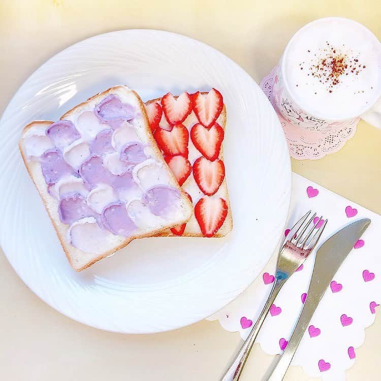 ローリエプレス編集部さんのインスタグラム写真 - (ローリエプレス編集部Instagram)「韓国カフェ発の“ウェーブトースト” ﻿﻿ ﻿﻿ 実はクリームチーズ・ジャム・パンだけで、おしゃれなウェーブトーストが簡単にかわいく作れちゃうんです♡　﻿﻿ ﻿﻿ ウェーブトーストで、おしゃれなおうちカフェしてみない？﻿﻿ ﻿﻿ ﻿﻿ ❤︎ ❤︎ ❤︎ ❤︎ ❤︎ ❤︎ ❤︎ ❤︎ ❤︎ ❤︎ ❤︎ ❤︎ ❤︎ ❤︎ ❤︎ ﻿﻿ ﻿﻿ ❁材料(1人分)﻿﻿ ﻿﻿ ・クリームチーズ　食パン1枚につき3個程度﻿﻿ ・食パン　1～2枚﻿﻿ ・ジャム（ブルーベリーやいちご）　ティースプーンに2杯くらい﻿﻿ ﻿﻿ ❁つくり方﻿﻿ ﻿﻿ （1）クリームチーズを電子レンジで6～10秒（500w）ほど加熱し、柔らかくします﻿﻿ ﻿ （2）パンを軽くトーストしておきます﻿﻿ ﻿ （3）1で柔らかくしたクリームチーズをパンに薄く塗って下地を作ります﻿﻿ ﻿ （4）クリームチーズに色を付けます。フルーツジャムを使えばヘルシー！﻿﻿ ﻿ ティースプーン4分の1程度のジャムを、クリームチーズ1個分に少しずつ混ぜます。色が均等＆なめらかになるまで混ぜてクリーム状にします。﻿﻿ ﻿ （5）次に、ティースプーン半分程度のジャムを、クリームチーズ1個分に少しずつ混ぜていきます。﻿﻿ ﻿﻿ これで薄い色のパステルパープルと濃い色のクリームが完成♡﻿﻿ ﻿ （6）キレイなティースプーンの裏側を使って、色付きクリームチーズを塗っていきます﻿﻿ ﻿﻿ ﻿ ♡♡ 上手につくるポイント﻿ ♡♡﻿ 立体感を出すために少し厚めに塗ります。トーストの角から色違いになるように、交互にするとかわいい！﻿﻿ ﻿﻿ ﻿﻿ ローリエプレスのアプリで @kirakira575 さんが詳しくレシピをご紹介中♡ ぜひチェックしてね！﻿﻿ ﻿﻿ ﻿﻿ ﻿﻿ ﻿﻿ ﻿﻿ ﻿﻿ #ローリエプレス #おうちカフェレシピ」6月15日 20時00分 - laurier_press