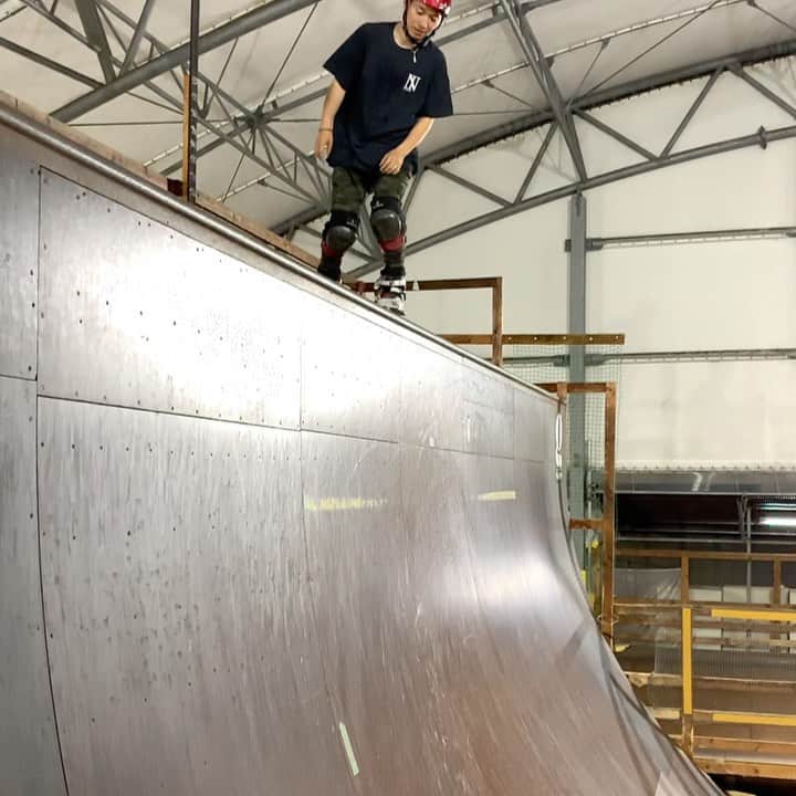 安床武士のインスタグラム：「New moves with @division_osaka knee pads👍 🎥 @jinflipjin 🙏 緩めで難しめの動き！ @goodskates_inc  @usdskates  @canamonroad_japan  @lzbn_official  @papasu1048  #usdskates #usdaeon #aeon72 #goodskates #gskatepark #papasu #senaramp #deeport #virusjapan #inlineskate #rollerblading #keeprolling #インラインスケート #ローラーブレード #takeshiyasutoko #安床武士」