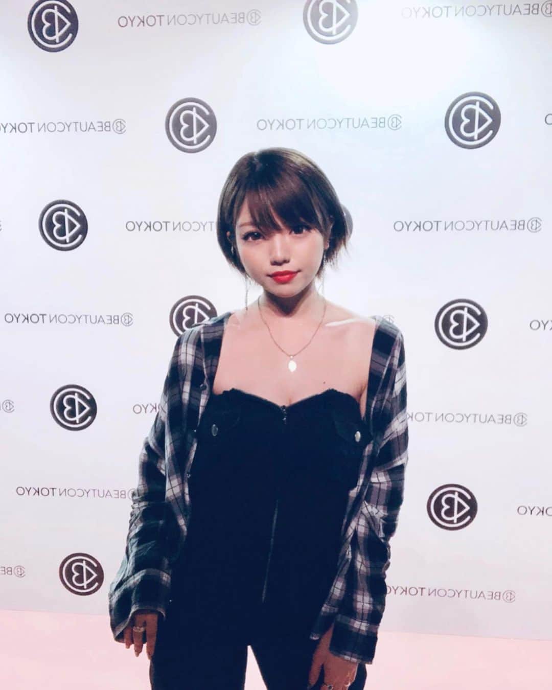のインスタグラム：「今日はゆきちゃんとLA発の美容フェス【BEAUTYCON】に行ったよ💄💋❤︎ ㅤ ㅤ 日本、韓国、アメリカの化粧品や ヘアケア製品がいっぱい展示されてて コスメがだーーいすきな私にとっては 幸せすぎる空間でした😻😻💖💖 ㅤ ㅤ 整理券をGETすればプロの方に ヘアメイクしてもらえるみたいで それも気になった〜🥺✨ ㅤ ㅤ お気に入りのアイシャドウに 出会ってしまって2種類お買い上げした😂💗笑 ㅤ ㅤ プロヘアメイクの方やアーティストの方、 美容師の方の講演会もあるので 明日もやってるのでみんなもぜひぜひ ベルサール渋谷ガーデンまで👠✨ ㅤ ㅤ ㅤ ㅤ ㅤ ㅤ #beautycontokyo #beautycon #shibuya #tokyo #japan #美容フェス #コスメ #ヘアケア #美容 #美肌 #新作  #サロモ #ショート女子#美容好きさんと繋がりたい #ショートボブ#サロンモデル#ボブ#韓国コスメ #外ハネボブ#ショートヘア #大人かわいい #大人カジュアル #pr #インフルエンサー #大人メイク#オシャレ」