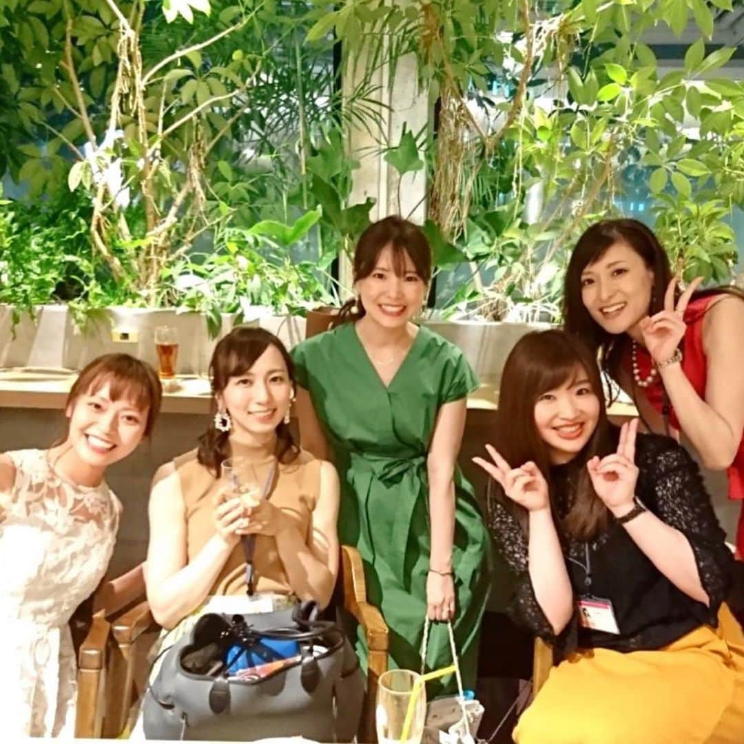 京乃ともみさんのインスタグラム写真 - (京乃ともみInstagram)「Last night was definitely one of the most memorable nights with over 150 people ...I can’t imagine a life without my family and all my friends!I believe that thanks to all of you ,this book is being published and my heart’s desire came true! 昨日はみんなから出版のお祝いをしてもらえてとっても幸せでした！🌸📚. ひとりでは絶対にここまで来れなかったし、応援して信じてきてくれた人たちのお陰で夢を叶えることができました。これを社会に還元していけるようこれからも学びつづけ、精進していきます。本当に本当にたくさんの愛をありがとうございました😊💐. . . #働くみんなの1分すぐ楽ヨガ #出版記念パーティー」6月15日 20時10分 - tomomi_kyono