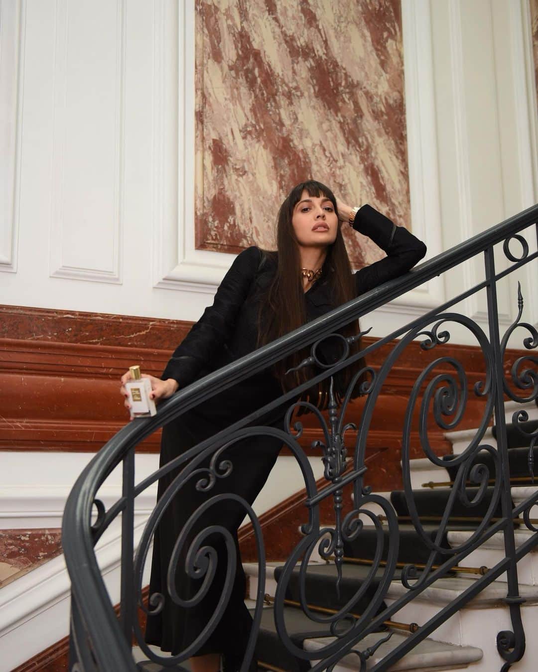 Zara Martinさんのインスタグラム写真 - (Zara MartinInstagram)「Just slithering up your staircase 🐍 @bykilian  Thank you for a beautiful time in Paris discovering your luxurious world.  #KilianParis #TravelWithKilian」6月15日 20時11分 - zaramartin