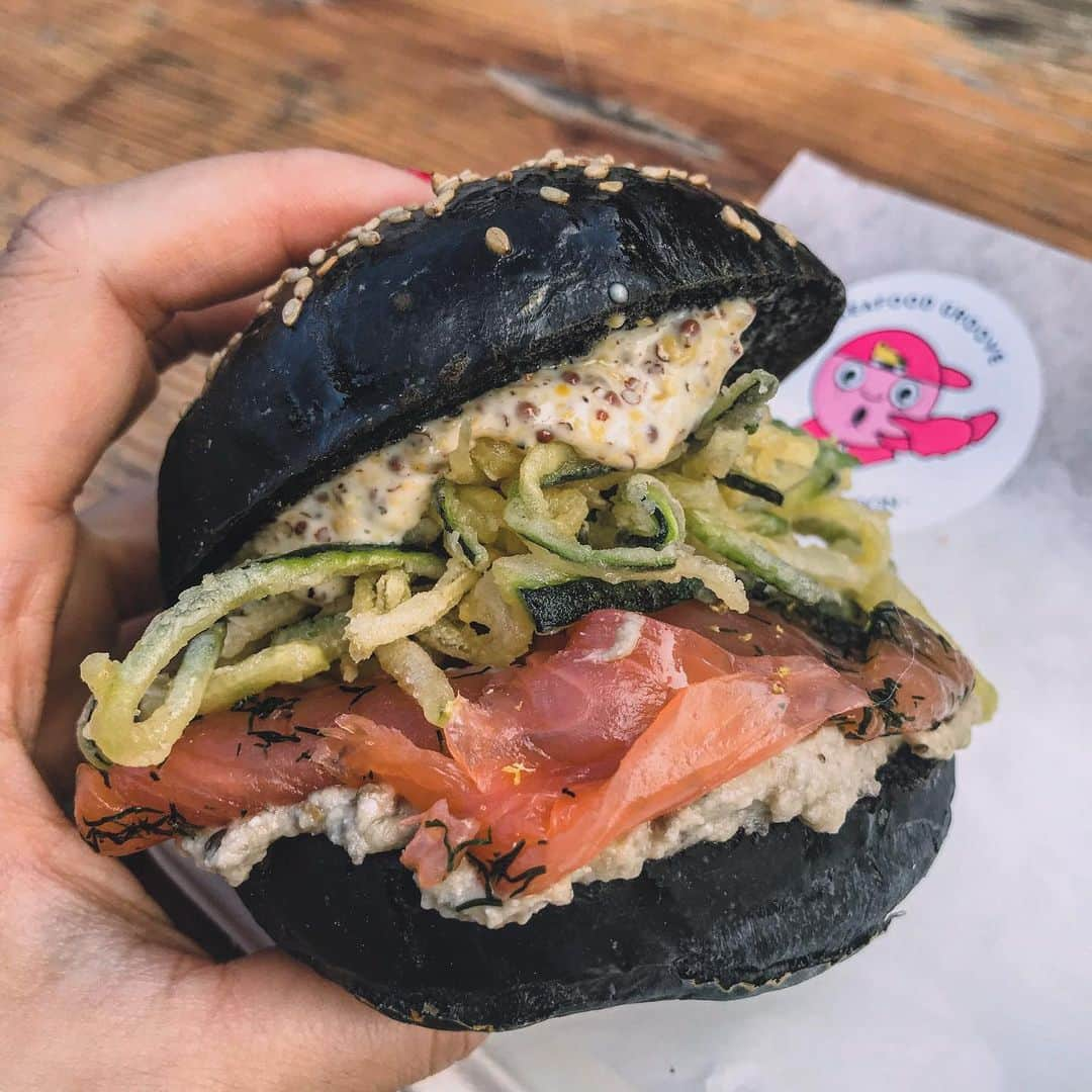 Eat With Steph & Coさんのインスタグラム写真 - (Eat With Steph & CoInstagram)「I can finally use this caption - sun’s out, buns out! 🌞Loaded fish buns from @mololondon to be exact. Charcoal sesame bun with cured salmon, courgette fries, roasted feta & aubergine spread, and mustard 🔥 Happy Saturday, kids! 📷 @verna.banana #invite #seafood #fish #salmon #charcoal #buns #loaded #marketfood #londonfood」6月15日 20時09分 - eatwithsteph_ldn