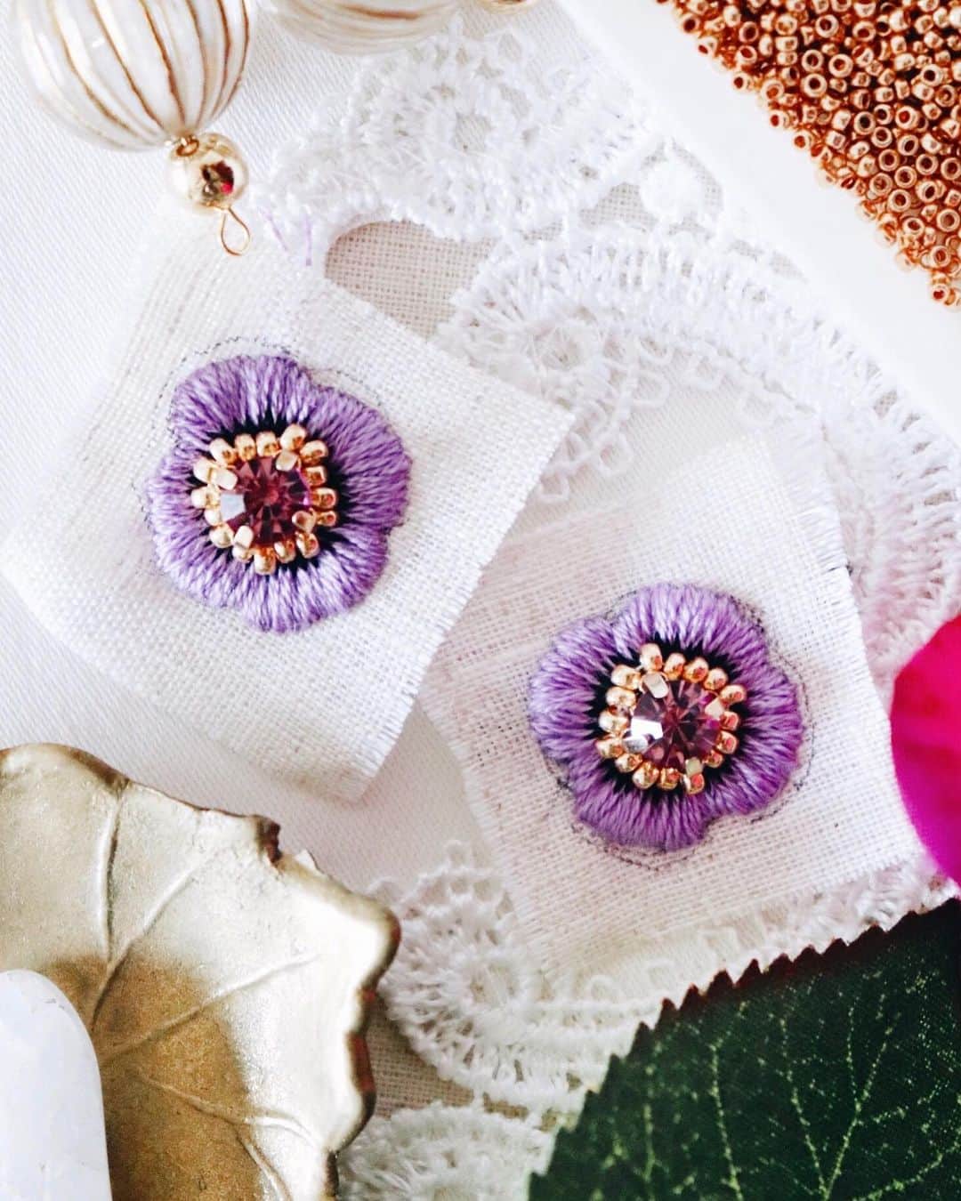 handmade shopのインスタグラム：「制作途中🌼﻿ ﻿ 毎回 頭でいろいろと考えながら﻿ ベストな色合わせを…！と制作しています🌿﻿ ﻿ ﻿ 6月販売会のアクセサリーが﻿ 続々とご購入いただいたみなさまの﻿ お手元に届いているようです☺️﻿ ﻿ タグつけありがとうございます✨﻿ 気に入っていただけたか﻿ ちょっぴり心配なので﻿ 喜んでいただけたコメントを見ると﻿ とても嬉しくおもい﻿ 励みになります😊💓﻿ ﻿ ﻿ ﻿ ﻿ 🌱online shop販売会 7月予定﻿ 🌱7/20.21 creema hmj (ビッグサイト)﻿ ﻿ ﻿ ﻿ #クスクスミスチーフ#花」