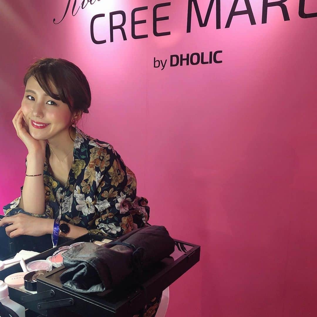 のインスタグラム：「#beautycontokyo に行ってきたよ💄 スワイプしてね▶︎▶︎▶︎ ・ #りーまる #サロモ #サロンモデル #インフルエンサー #フリーモデル#フリーランスモデル#撮影データ #撮影モデル募集 #広告モデル #ファッション ・ ・ ・ ・ ・ ・ US初のビューティーイベント @beautycon が東京で開催されると聞き、 さっそく行ってきました🐶🌟 ・ ・ US発なだけで、日本を起点とした化粧品が多くってね、私が大好きなコスメブランドもたくさん入ってました💄 ・ ・ ブースでは 化粧品が実際試せたり、 ヘアメイクしてもらえたり、 サンプルもらえたり…！ 1時間あっても足りないくらい盛りだくさんで 本当に楽しかったです😊 ・ ・ さて！ 今日はさっそくゲットしたスキンケアを お風呂上がりに使おうと思います💐 ・ たのしみ〜💓 ・ ・ 〈 撮影依頼募集中〉 7月の撮影依頼おまちしてます♪ DMくださると嬉しいです💐 よろしくお願い致します☺︎ ・ ・ ・ ・ #アパレルモデル #りーまる美容#ポートレートモデル #被写体モデル#カメラマンさんと繋がりたい #サロンモデル募集 #作品撮り #ダイエット #写真好きな人と繋がりたい  #美容好きな人と繋がりたい #保湿#基礎化粧品 #女子力アップ #コスメ購入品 #デパコス#beautycon #韓国コスメ#pr#cosmetics」