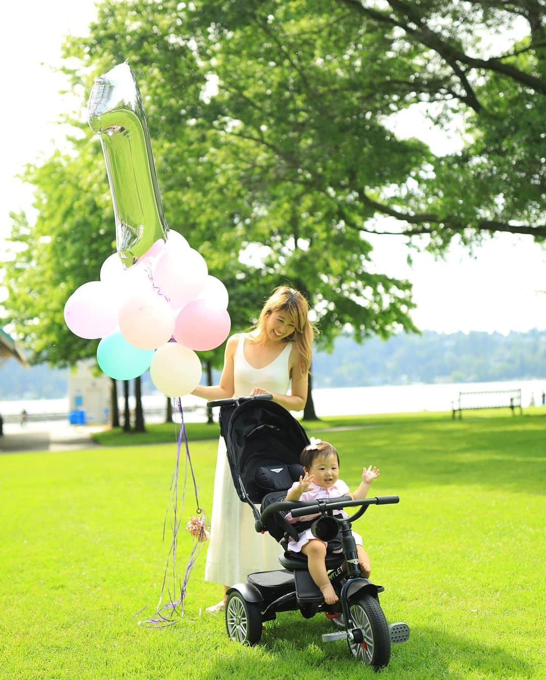 吉田ちかさんのインスタグラム写真 - (吉田ちかInstagram)「Had a family picnic to celebrate Pudding’s first birthday!! I have to say it’s been awhile since my last DIY project so I enjoyed staying up late making all of the decorations! A big thanks to my family for helping make this party possible! Can’t wait to show Pudding all of the pictures and videos from this party someday!﻿ ﻿ A huge thanks to all of you for supporting us in our first year as parents.  Pudding has become such a social, people-person (baby lol) because of all the Chikatomos we run into! Thank you for all the love! ﻿ ﻿ And a big thanks to all of our friends and family for always being there. I still have so much to learn and there are times I feel stressed out and frustrated with myself, but that’s all part of growing up! Because it’s not just Pudding that’s doing the growing! No matter how old you get, there’s always going to be more growing up to be done!﻿ ﻿ To Osaru-san and Pudding, thank you for always letting me be me❤️﻿ ﻿ プリンの1歳の誕生日のお祝いに家族でピクニックをしました！深夜のデコレーション作業、久しぶりのDIYだったので思わず夢中になってしまいました😅 このピクニックを一緒に形にしてくれた家族に感謝！いつかこの日の写真や映像をプリンに見せてあげるのが楽しみ❤️﻿ ﻿ この1年間、「ママとパパ」になった私たちを応援してくれたちか友のみなさん、いつも本当にありがとうございます！色んなところでちか友の方とお会いするのですが、皆さんのお陰でプリンがとっても社交的になりました😊 いつも沢山のラブをありがとうございます！！﻿ ﻿ そして、側で支えてくれた友達や家族にも感謝❤️ まだまだ未熟でストレスを感じることや、自分にイライラすることも沢山あるけど、それが成長ですよね！成長しているのはプリンだけじゃないですからw 人間、何歳になっても成長！﻿ ﻿ おさるさんとプリン、私が常に私らしくいられるのは2人のおかげ。いつもありがとう💕﻿ ﻿ #1歳になってもおさるさんには警戒心w #最後の一枚🤣」6月15日 20時13分 - bilingirl_chika