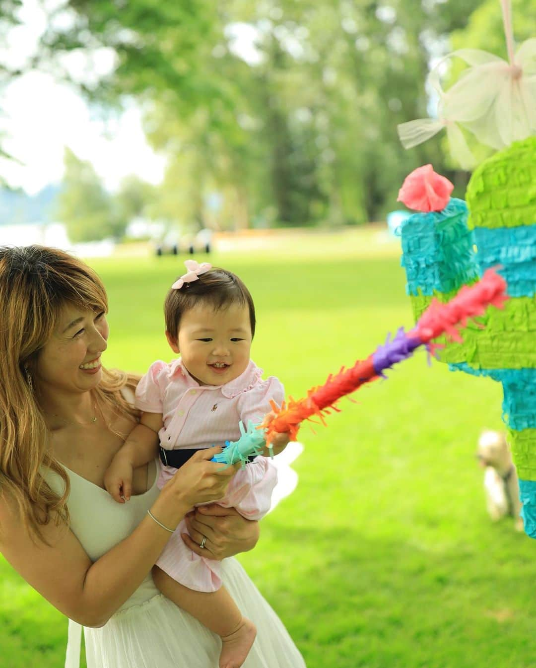 吉田ちかさんのインスタグラム写真 - (吉田ちかInstagram)「Had a family picnic to celebrate Pudding’s first birthday!! I have to say it’s been awhile since my last DIY project so I enjoyed staying up late making all of the decorations! A big thanks to my family for helping make this party possible! Can’t wait to show Pudding all of the pictures and videos from this party someday!﻿ ﻿ A huge thanks to all of you for supporting us in our first year as parents.  Pudding has become such a social, people-person (baby lol) because of all the Chikatomos we run into! Thank you for all the love! ﻿ ﻿ And a big thanks to all of our friends and family for always being there. I still have so much to learn and there are times I feel stressed out and frustrated with myself, but that’s all part of growing up! Because it’s not just Pudding that’s doing the growing! No matter how old you get, there’s always going to be more growing up to be done!﻿ ﻿ To Osaru-san and Pudding, thank you for always letting me be me❤️﻿ ﻿ プリンの1歳の誕生日のお祝いに家族でピクニックをしました！深夜のデコレーション作業、久しぶりのDIYだったので思わず夢中になってしまいました😅 このピクニックを一緒に形にしてくれた家族に感謝！いつかこの日の写真や映像をプリンに見せてあげるのが楽しみ❤️﻿ ﻿ この1年間、「ママとパパ」になった私たちを応援してくれたちか友のみなさん、いつも本当にありがとうございます！色んなところでちか友の方とお会いするのですが、皆さんのお陰でプリンがとっても社交的になりました😊 いつも沢山のラブをありがとうございます！！﻿ ﻿ そして、側で支えてくれた友達や家族にも感謝❤️ まだまだ未熟でストレスを感じることや、自分にイライラすることも沢山あるけど、それが成長ですよね！成長しているのはプリンだけじゃないですからw 人間、何歳になっても成長！﻿ ﻿ おさるさんとプリン、私が常に私らしくいられるのは2人のおかげ。いつもありがとう💕﻿ ﻿ #1歳になってもおさるさんには警戒心w #最後の一枚🤣」6月15日 20時13分 - bilingirl_chika