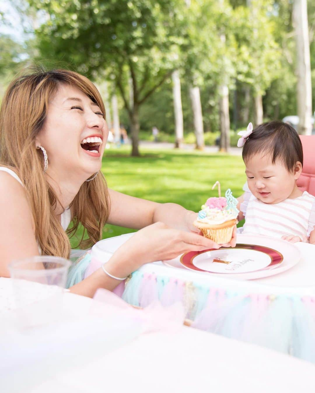 吉田ちかさんのインスタグラム写真 - (吉田ちかInstagram)「Had a family picnic to celebrate Pudding’s first birthday!! I have to say it’s been awhile since my last DIY project so I enjoyed staying up late making all of the decorations! A big thanks to my family for helping make this party possible! Can’t wait to show Pudding all of the pictures and videos from this party someday!﻿ ﻿ A huge thanks to all of you for supporting us in our first year as parents.  Pudding has become such a social, people-person (baby lol) because of all the Chikatomos we run into! Thank you for all the love! ﻿ ﻿ And a big thanks to all of our friends and family for always being there. I still have so much to learn and there are times I feel stressed out and frustrated with myself, but that’s all part of growing up! Because it’s not just Pudding that’s doing the growing! No matter how old you get, there’s always going to be more growing up to be done!﻿ ﻿ To Osaru-san and Pudding, thank you for always letting me be me❤️﻿ ﻿ プリンの1歳の誕生日のお祝いに家族でピクニックをしました！深夜のデコレーション作業、久しぶりのDIYだったので思わず夢中になってしまいました😅 このピクニックを一緒に形にしてくれた家族に感謝！いつかこの日の写真や映像をプリンに見せてあげるのが楽しみ❤️﻿ ﻿ この1年間、「ママとパパ」になった私たちを応援してくれたちか友のみなさん、いつも本当にありがとうございます！色んなところでちか友の方とお会いするのですが、皆さんのお陰でプリンがとっても社交的になりました😊 いつも沢山のラブをありがとうございます！！﻿ ﻿ そして、側で支えてくれた友達や家族にも感謝❤️ まだまだ未熟でストレスを感じることや、自分にイライラすることも沢山あるけど、それが成長ですよね！成長しているのはプリンだけじゃないですからw 人間、何歳になっても成長！﻿ ﻿ おさるさんとプリン、私が常に私らしくいられるのは2人のおかげ。いつもありがとう💕﻿ ﻿ #1歳になってもおさるさんには警戒心w #最後の一枚🤣」6月15日 20時13分 - bilingirl_chika