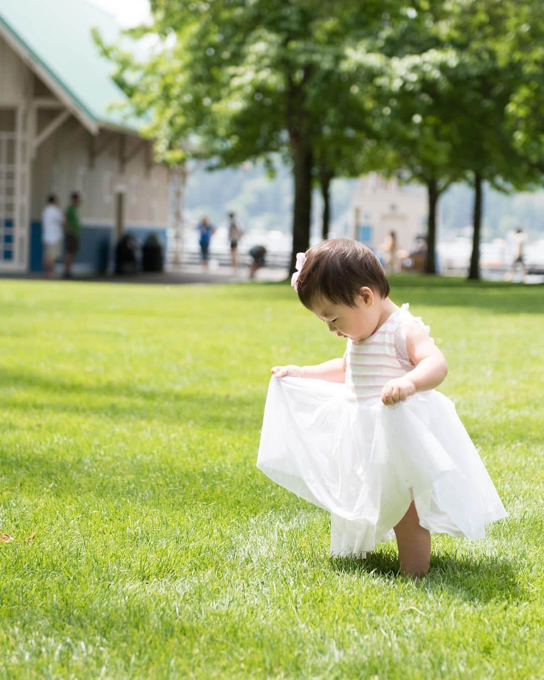 吉田ちかさんのインスタグラム写真 - (吉田ちかInstagram)「Had a family picnic to celebrate Pudding’s first birthday!! I have to say it’s been awhile since my last DIY project so I enjoyed staying up late making all of the decorations! A big thanks to my family for helping make this party possible! Can’t wait to show Pudding all of the pictures and videos from this party someday!﻿ ﻿ A huge thanks to all of you for supporting us in our first year as parents.  Pudding has become such a social, people-person (baby lol) because of all the Chikatomos we run into! Thank you for all the love! ﻿ ﻿ And a big thanks to all of our friends and family for always being there. I still have so much to learn and there are times I feel stressed out and frustrated with myself, but that’s all part of growing up! Because it’s not just Pudding that’s doing the growing! No matter how old you get, there’s always going to be more growing up to be done!﻿ ﻿ To Osaru-san and Pudding, thank you for always letting me be me❤️﻿ ﻿ プリンの1歳の誕生日のお祝いに家族でピクニックをしました！深夜のデコレーション作業、久しぶりのDIYだったので思わず夢中になってしまいました😅 このピクニックを一緒に形にしてくれた家族に感謝！いつかこの日の写真や映像をプリンに見せてあげるのが楽しみ❤️﻿ ﻿ この1年間、「ママとパパ」になった私たちを応援してくれたちか友のみなさん、いつも本当にありがとうございます！色んなところでちか友の方とお会いするのですが、皆さんのお陰でプリンがとっても社交的になりました😊 いつも沢山のラブをありがとうございます！！﻿ ﻿ そして、側で支えてくれた友達や家族にも感謝❤️ まだまだ未熟でストレスを感じることや、自分にイライラすることも沢山あるけど、それが成長ですよね！成長しているのはプリンだけじゃないですからw 人間、何歳になっても成長！﻿ ﻿ おさるさんとプリン、私が常に私らしくいられるのは2人のおかげ。いつもありがとう💕﻿ ﻿ #1歳になってもおさるさんには警戒心w #最後の一枚🤣」6月15日 20時13分 - bilingirl_chika