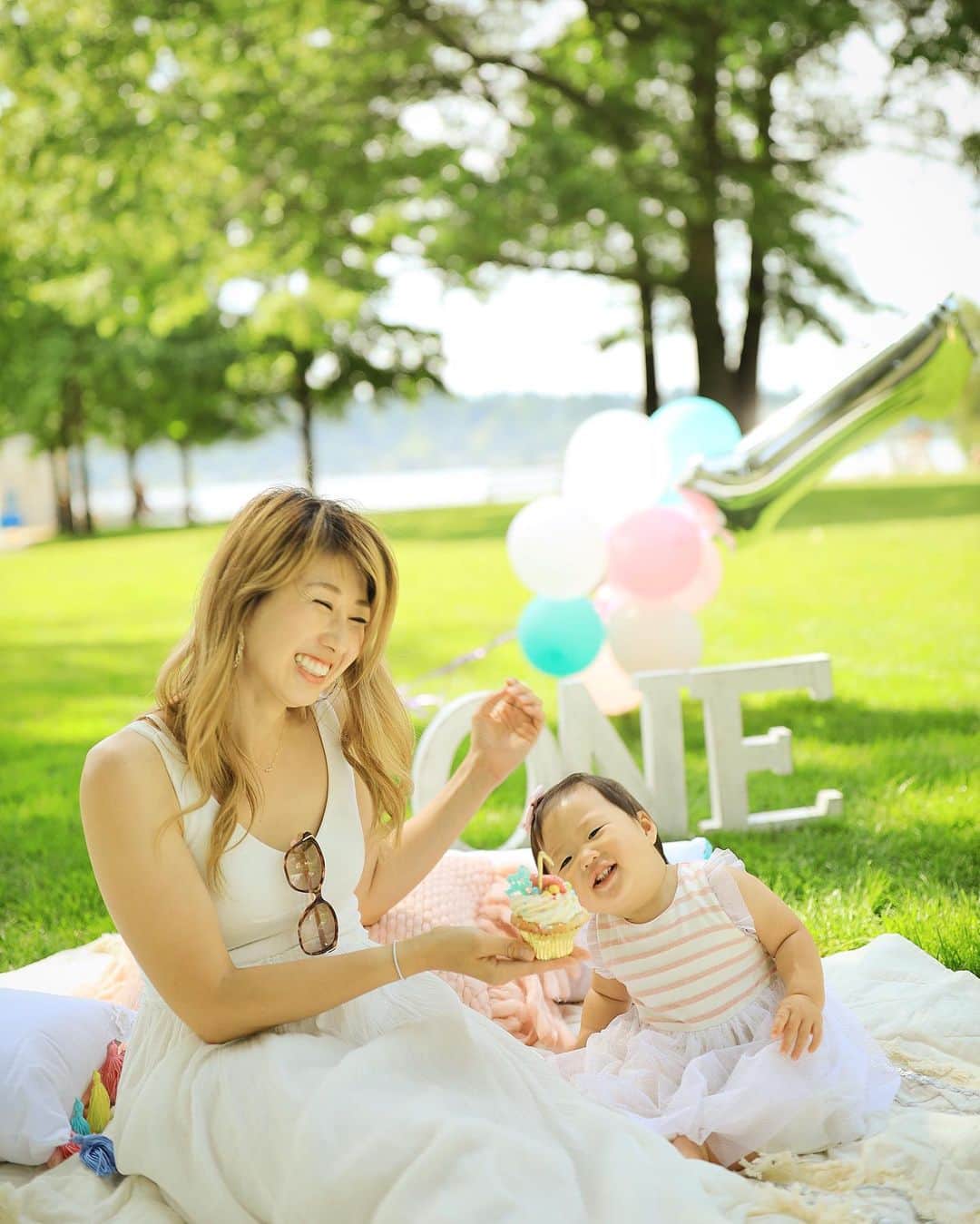 吉田ちかさんのインスタグラム写真 - (吉田ちかInstagram)「Had a family picnic to celebrate Pudding’s first birthday!! I have to say it’s been awhile since my last DIY project so I enjoyed staying up late making all of the decorations! A big thanks to my family for helping make this party possible! Can’t wait to show Pudding all of the pictures and videos from this party someday!﻿ ﻿ A huge thanks to all of you for supporting us in our first year as parents.  Pudding has become such a social, people-person (baby lol) because of all the Chikatomos we run into! Thank you for all the love! ﻿ ﻿ And a big thanks to all of our friends and family for always being there. I still have so much to learn and there are times I feel stressed out and frustrated with myself, but that’s all part of growing up! Because it’s not just Pudding that’s doing the growing! No matter how old you get, there’s always going to be more growing up to be done!﻿ ﻿ To Osaru-san and Pudding, thank you for always letting me be me❤️﻿ ﻿ プリンの1歳の誕生日のお祝いに家族でピクニックをしました！深夜のデコレーション作業、久しぶりのDIYだったので思わず夢中になってしまいました😅 このピクニックを一緒に形にしてくれた家族に感謝！いつかこの日の写真や映像をプリンに見せてあげるのが楽しみ❤️﻿ ﻿ この1年間、「ママとパパ」になった私たちを応援してくれたちか友のみなさん、いつも本当にありがとうございます！色んなところでちか友の方とお会いするのですが、皆さんのお陰でプリンがとっても社交的になりました😊 いつも沢山のラブをありがとうございます！！﻿ ﻿ そして、側で支えてくれた友達や家族にも感謝❤️ まだまだ未熟でストレスを感じることや、自分にイライラすることも沢山あるけど、それが成長ですよね！成長しているのはプリンだけじゃないですからw 人間、何歳になっても成長！﻿ ﻿ おさるさんとプリン、私が常に私らしくいられるのは2人のおかげ。いつもありがとう💕﻿ ﻿ #1歳になってもおさるさんには警戒心w #最後の一枚🤣」6月15日 20時13分 - bilingirl_chika
