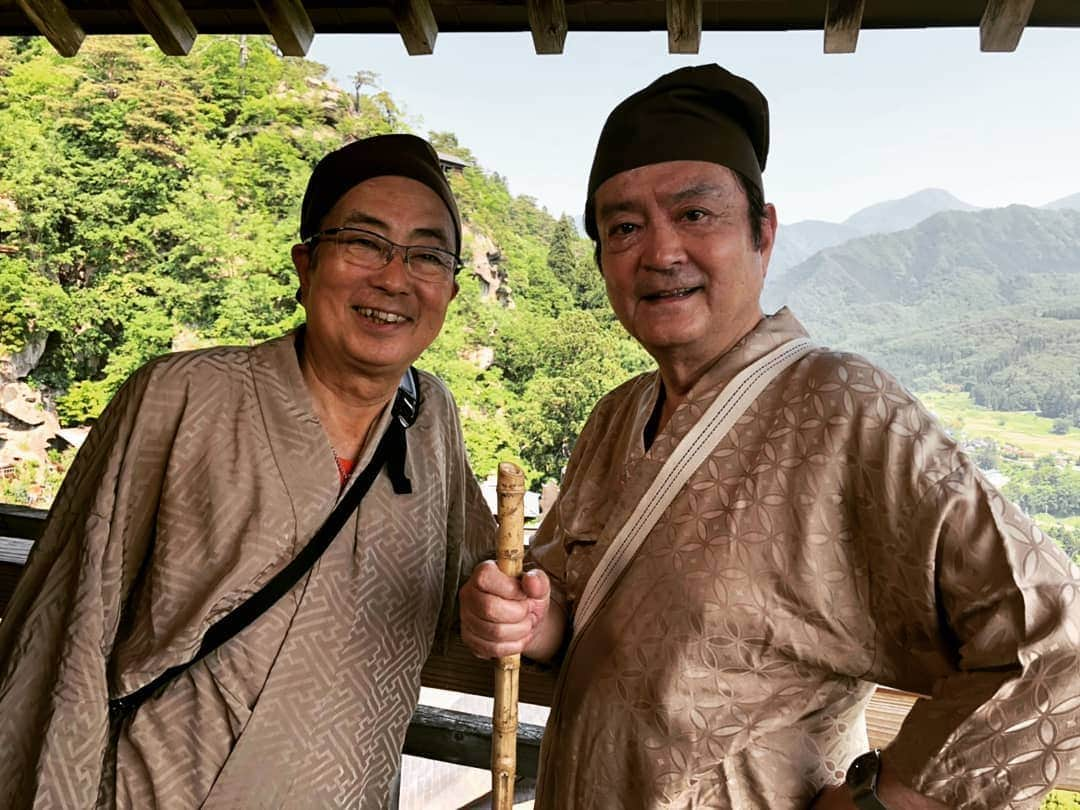 テレビ東京「土曜スペシャル」さんのインスタグラム写真 - (テレビ東京「土曜スペシャル」Instagram)「山形・山寺での一枚🎵  17年間いい旅夢気分のナレーションを務めた大和田伸也さんと獏さん兄弟の旅。 山寺登山、本当にお疲れ様でした！  登ったからこそ出会える絶景…  この後もお楽しみに！  #いい旅  #山形  #さくらんぼ  #銀山温泉  #大和田兄弟」6月15日 20時21分 - tvtokyo_dosupe