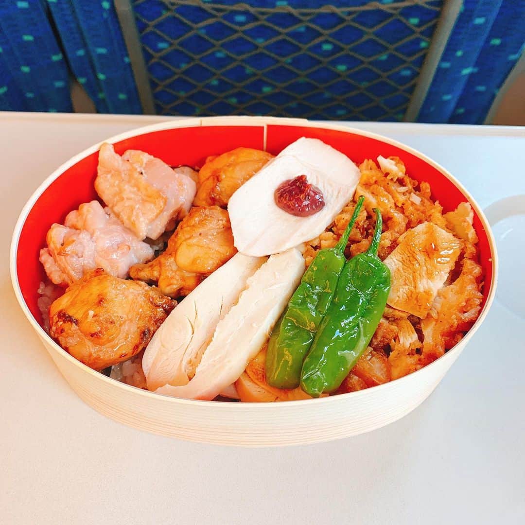 三遊亭とむさんのインスタグラム写真 - (三遊亭とむInstagram)「いいとこ鷄弁当  岡山駅 980円  鶏づくし！ささみまで入ってました！ 唐揚げとタレ付きのもち米美味しかった！ ただ塩焼きはやはりクオリティーがバレてしまうというか他の濃い目の味付けも含め今ひとつでした。 ちょっと書く時間今あまり無いので  鷄急ぎの感想  86点  #駅弁 #駅弁コンシェルジュ #落語家 #いいとこ鷄弁当 #三好野本店 #駅弁評論家 #岡山駅 #ダジャレ」6月15日 20時25分 - ekibenman