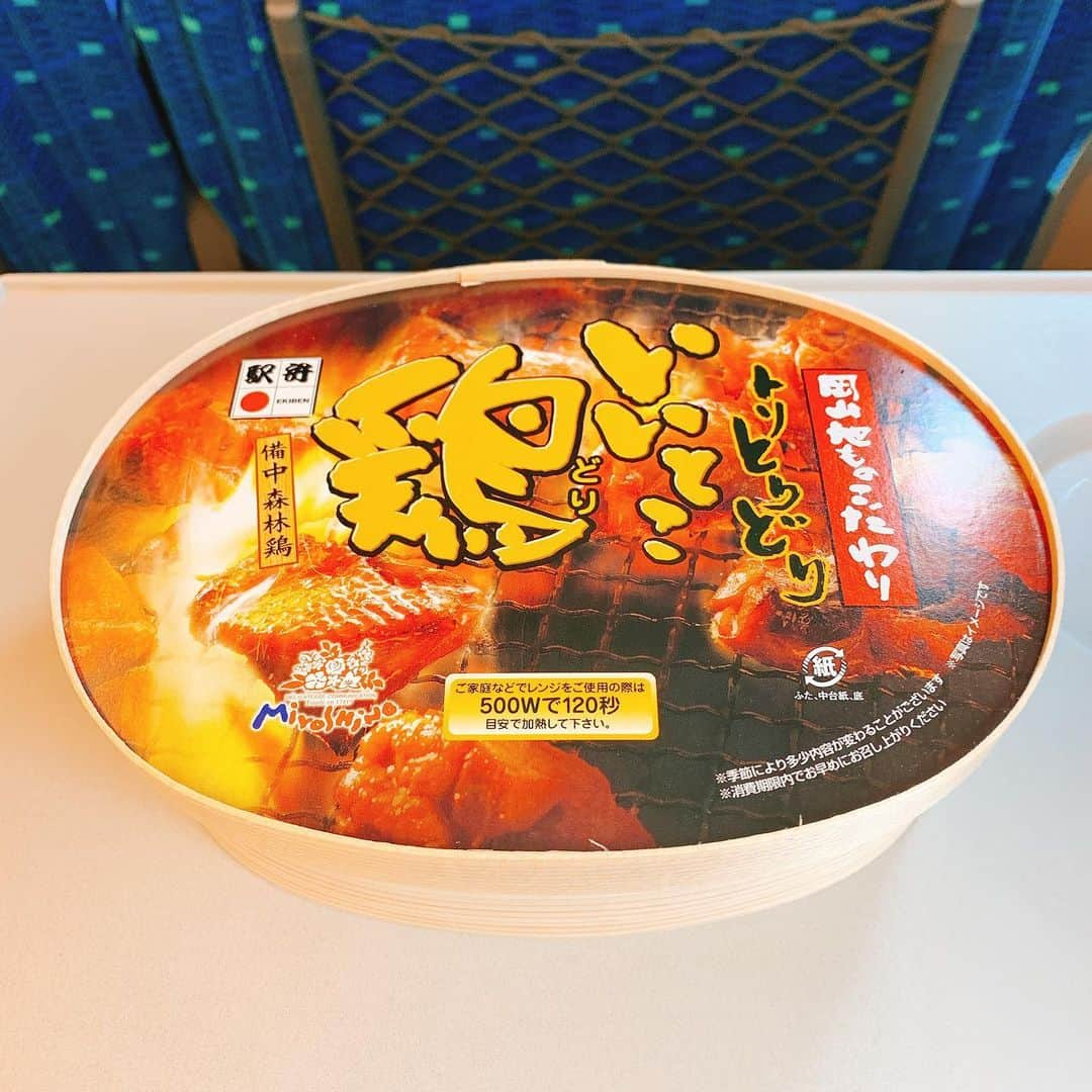 三遊亭とむさんのインスタグラム写真 - (三遊亭とむInstagram)「いいとこ鷄弁当  岡山駅 980円  鶏づくし！ささみまで入ってました！ 唐揚げとタレ付きのもち米美味しかった！ ただ塩焼きはやはりクオリティーがバレてしまうというか他の濃い目の味付けも含め今ひとつでした。 ちょっと書く時間今あまり無いので  鷄急ぎの感想  86点  #駅弁 #駅弁コンシェルジュ #落語家 #いいとこ鷄弁当 #三好野本店 #駅弁評論家 #岡山駅 #ダジャレ」6月15日 20時25分 - ekibenman