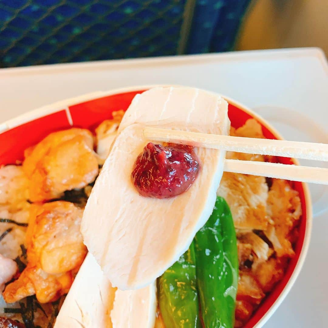 三遊亭とむさんのインスタグラム写真 - (三遊亭とむInstagram)「いいとこ鷄弁当  岡山駅 980円  鶏づくし！ささみまで入ってました！ 唐揚げとタレ付きのもち米美味しかった！ ただ塩焼きはやはりクオリティーがバレてしまうというか他の濃い目の味付けも含め今ひとつでした。 ちょっと書く時間今あまり無いので  鷄急ぎの感想  86点  #駅弁 #駅弁コンシェルジュ #落語家 #いいとこ鷄弁当 #三好野本店 #駅弁評論家 #岡山駅 #ダジャレ」6月15日 20時25分 - ekibenman