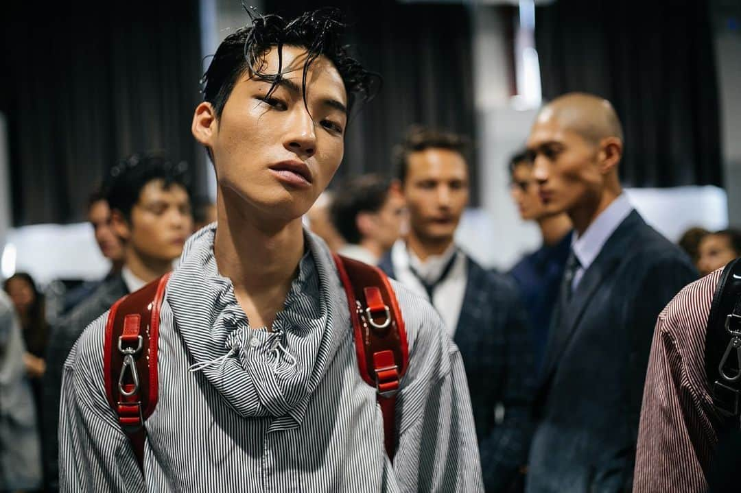 Armani Officialさんのインスタグラム写真 - (Armani OfficialInstagram)「Models striking poses backstage at the #EmporioArmani SS20 fashion show #mfw  Credits: @kukukuba」6月15日 20時32分 - emporioarmani