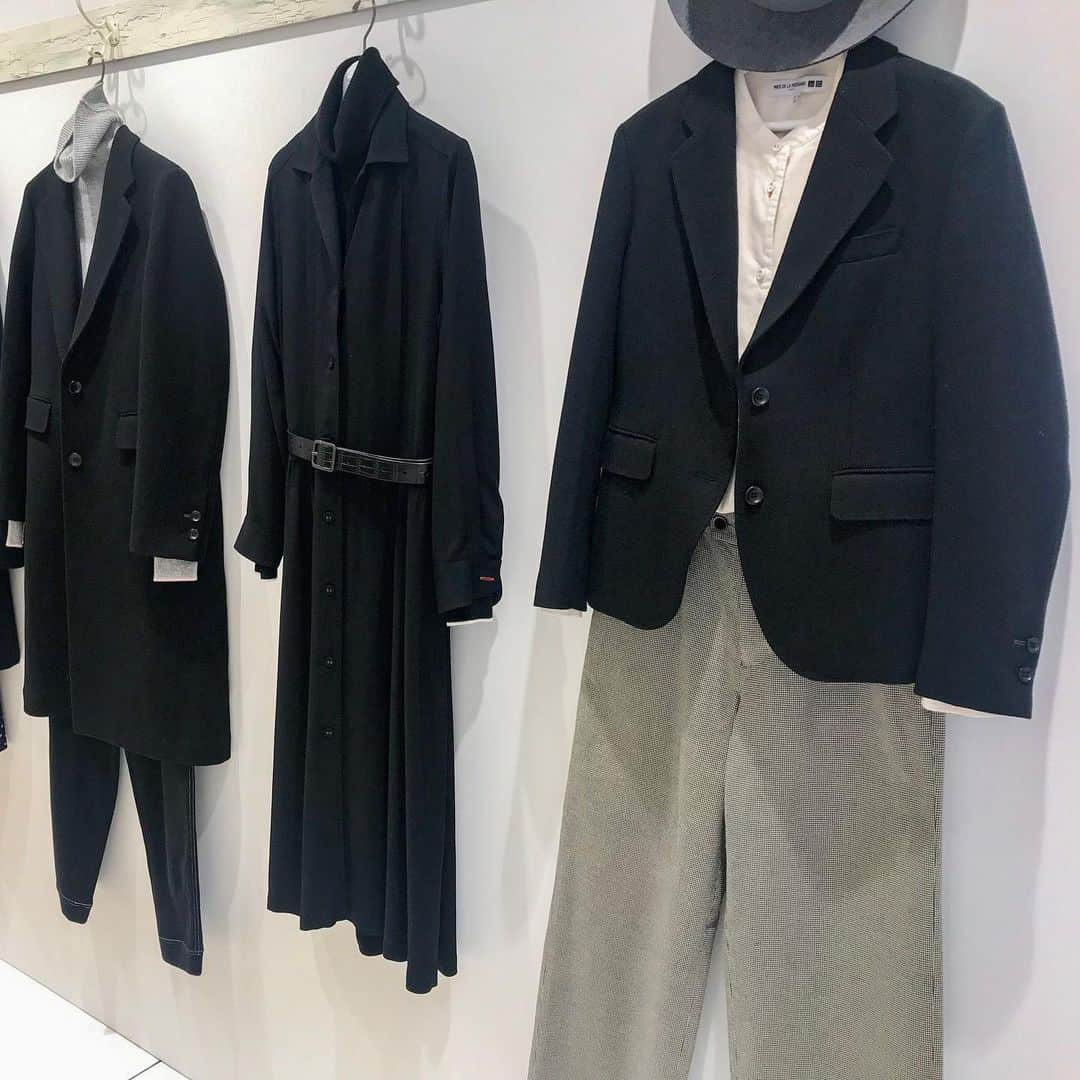 Fashionsnap.comさんのインスタグラム写真 - (Fashionsnap.comInstagram)「【#ニュース_fs 】「ユニクロ」が2019年秋冬コレクションを公開。今シーズンはダウンやダブルフェイスのコートなど、アウター類が充実しています。定番商品ヒートテックはリブ素材を使いトップスとして1枚で着用できるデザインが登場。「ユニクロ ユー」はフランス映画界の巨匠エリック・ロメールの「愛の昼下がり」に着想したカラーリングを取り入れ、グリーンやマスタードの鮮やかなコレクションに。このほかイネス・ド・ラ・フレサンジュとのコラボコレクションでは、フランスの冬のリゾート地 ムジェーブに着想したノスタルジックなデザインのウェア、シックなブラックのジャケット、コートなどを発売します。 #UNIQLO #展示会 #2019年秋冬 #UNIQLOU #Inesdelafressange」6月15日 20時33分 - fashionsnapcom