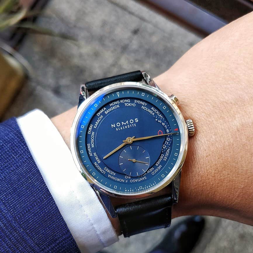 ノモスさんのインスタグラム写真 - (ノモスInstagram)「Dressed to impress: Zürich world time midnight blue has got its sharpest suit on today—thanks goes to @perth.wis for the great photo!  #nomosglashuette #nomos #nomoszurich #worldtimer #wristshot #watches #watchlover #mynomos」6月15日 20時45分 - nomos_glashuette