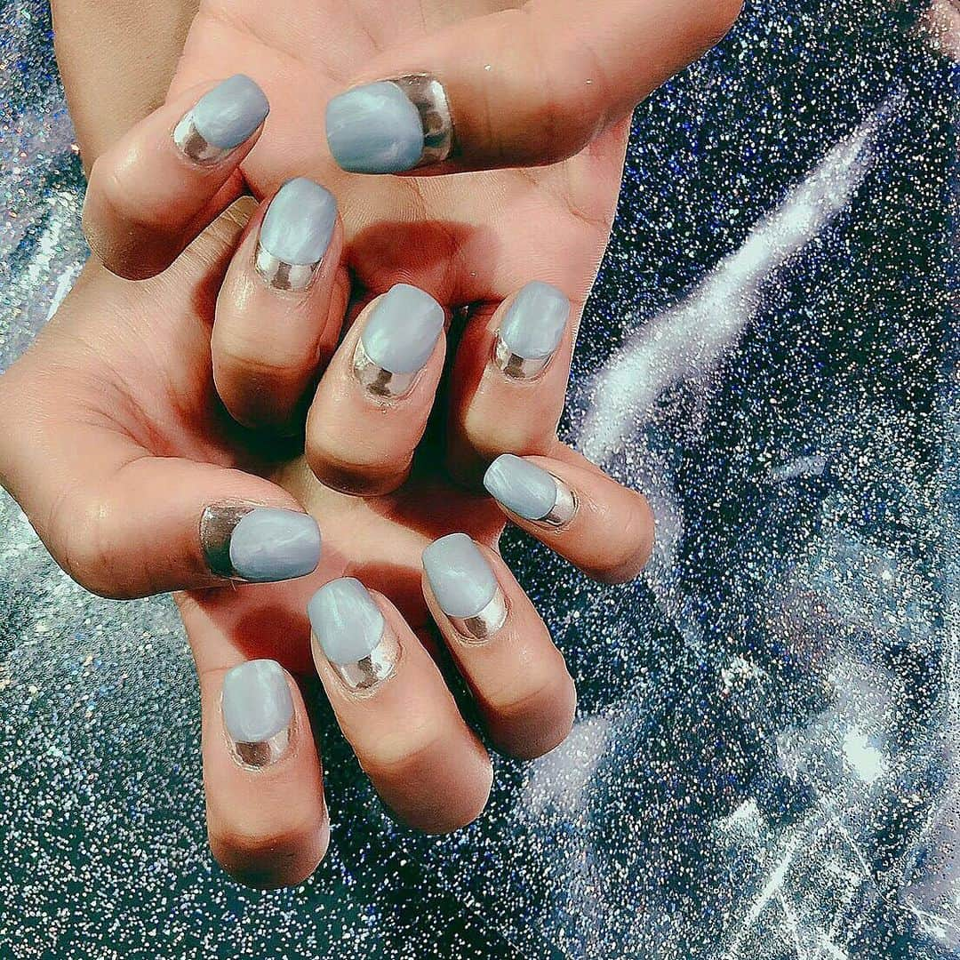 木佐貫まやさんのインスタグラム写真 - (木佐貫まやInstagram)「New nails❤︎❤︎❤︎ ミラーネイル×グレーにホワイトのニュアンス🌹✨グレーの部分はマット加工✨形も少しスクエアに✨ ホワイトでニュアンス入れるのにはまってしまって2回連続っ ゴテゴテネイルよりもよ〜くみたら更にかわいいって ネイルが好き🤫💞 今日もたくさんお話ししてたくさん笑った🤣爆笑 @relum_misato @nailiejp  #newnails #nails #graynails #gray #girl #cute」6月15日 20時46分 - maaayaofficial