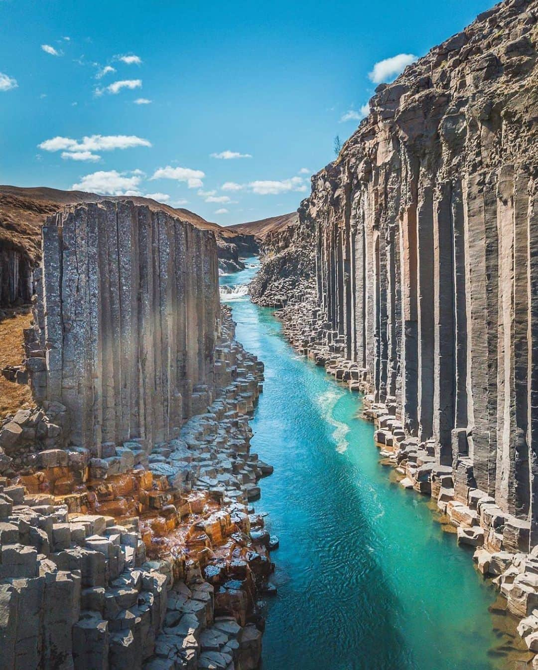 Canon Photographyさんのインスタグラム写真 - (Canon PhotographyInstagram)「Another incredible shot of amazing basalt in Iceland! The hexagonal shapes are mesmerizing.  Photography | @marcourrutia1  #iceland #basalt #mystopover #wheniniceland #magma #lava #bluesky #rockformation」6月15日 20時38分 - cpcollectives