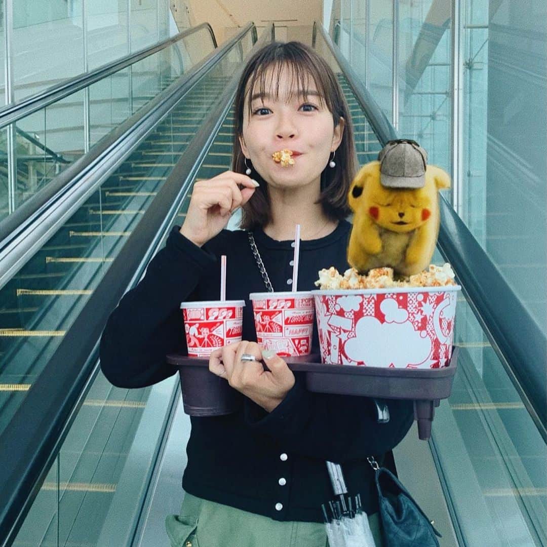猪鼻ちひろさんのインスタグラム写真 - (猪鼻ちひろInstagram)「🥰🍿🎥 Hanging out with my best friend Pikachu on a rainy Saturday🐱⚡️ ピカチュウに、ただただ癒される雨の土曜日☔️ #ぴかちゅう #本物っぽくない？ #耳の先消しちゃってたけど #ちひろの映画 #ポップコーン #今日はMサイズ #名探偵ピカチュウ#ピカチュウ #可愛すぎ #わたしもピカチュウと友達なりたいな #pikachu #pikapika #ちひろのお洋服 #カーディガンプレッション  #thesnapcardiganstory #agnesb #agnesb_jp #Chiro #fromChiro」6月15日 20時38分 - inohanachihiro