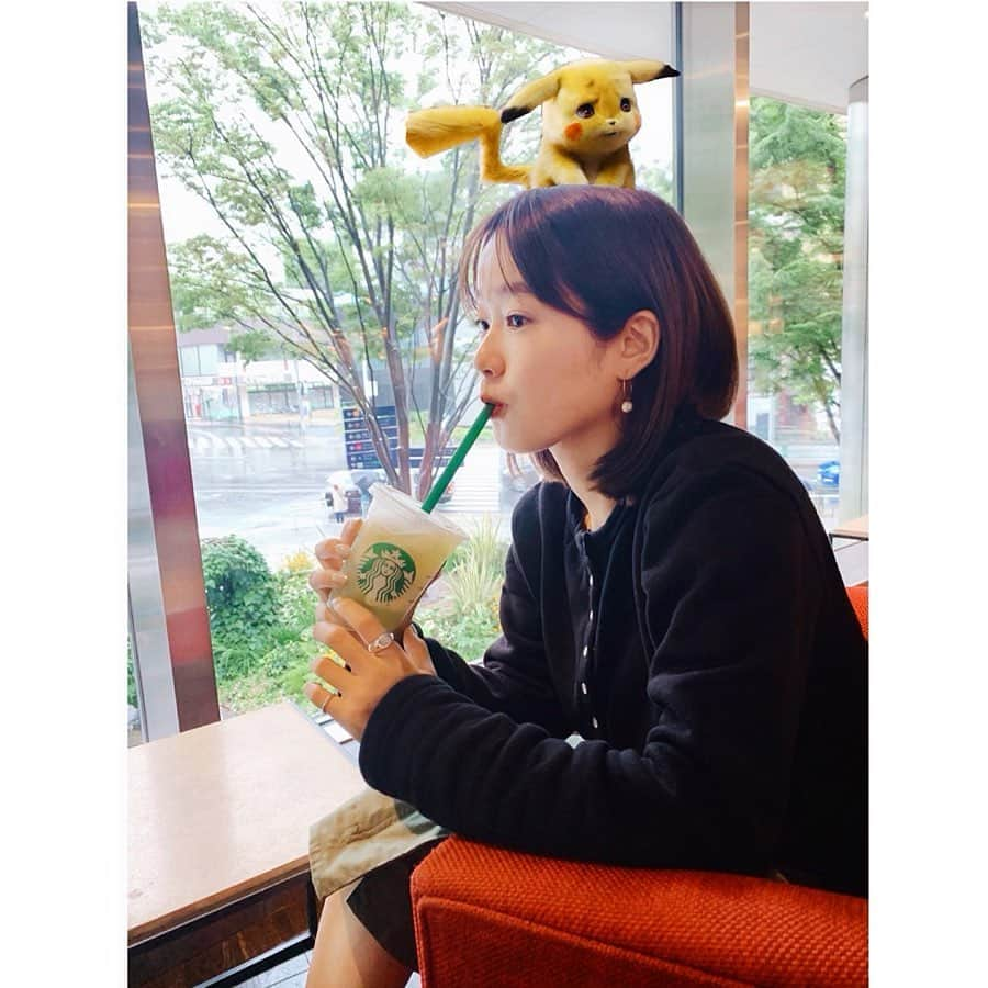 猪鼻ちひろさんのインスタグラム写真 - (猪鼻ちひろInstagram)「🥰🍿🎥 Hanging out with my best friend Pikachu on a rainy Saturday🐱⚡️ ピカチュウに、ただただ癒される雨の土曜日☔️ #ぴかちゅう #本物っぽくない？ #耳の先消しちゃってたけど #ちひろの映画 #ポップコーン #今日はMサイズ #名探偵ピカチュウ#ピカチュウ #可愛すぎ #わたしもピカチュウと友達なりたいな #pikachu #pikapika #ちひろのお洋服 #カーディガンプレッション  #thesnapcardiganstory #agnesb #agnesb_jp #Chiro #fromChiro」6月15日 20時38分 - inohanachihiro