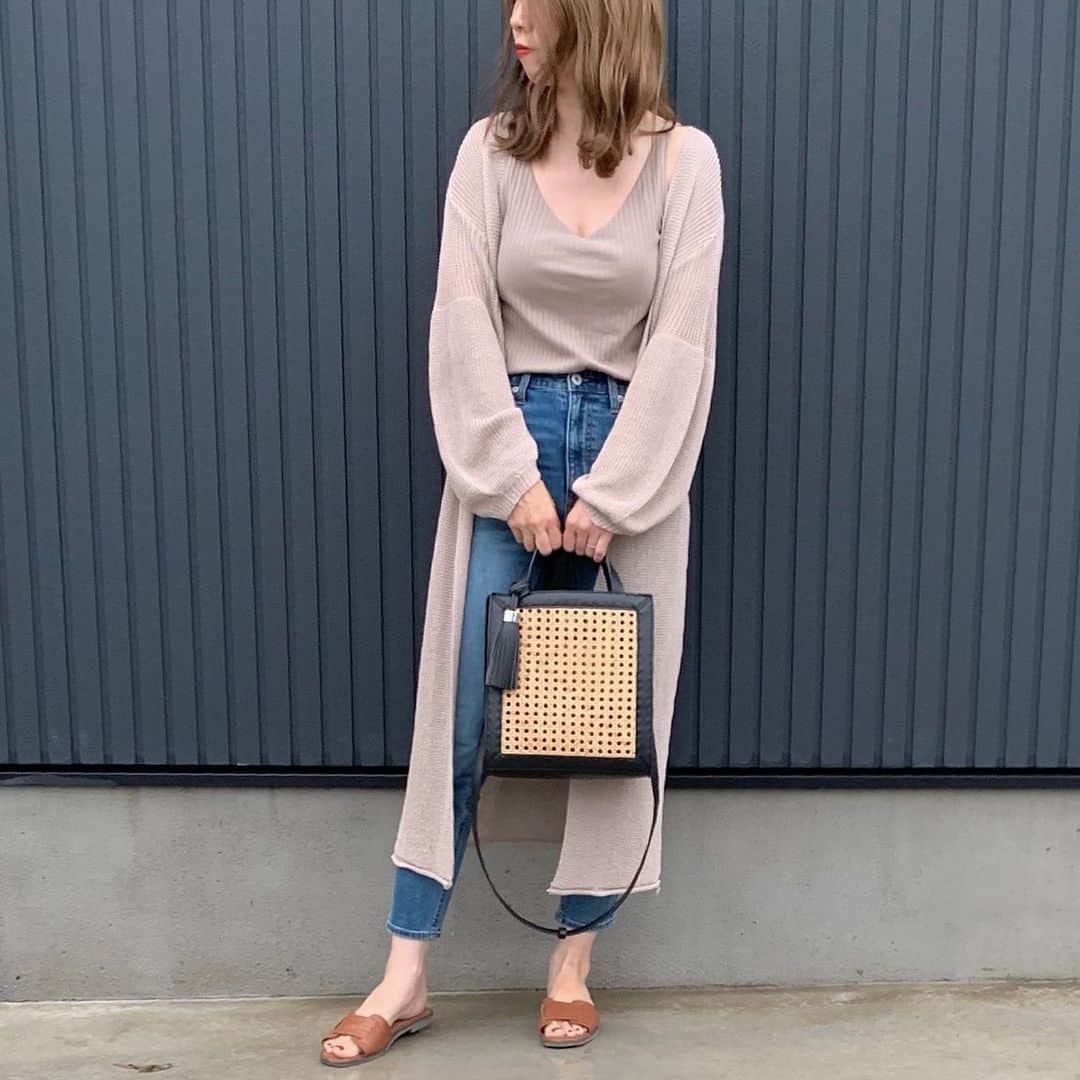 ryuu79hinaのインスタグラム：「#outfitoftoday ・ ・ ・ @lavishgate のサマーニットロングガウン 今日みたいな微妙な気候の時も◎だし ワンピ、水着、冷房対策、日焼け対策としても活躍してくれそう☝︎ 袖部分はバルーンになってるから ぽよんとたゆんでこなれ感🐼◎ ・ ・ ・ #ハイウエストシガレットアンクルジーンズ は結局好きすぎて➕👖👖追加😂 ・ ・ ・ ーーーーーーーーーーーーーーーーーーーー 👕・#lavishgate 👚・@uniqlo #uniqlo#ユニクロ 👖・@gu_global #gu_for_all 👜・#ZARA 👡・#titivate」