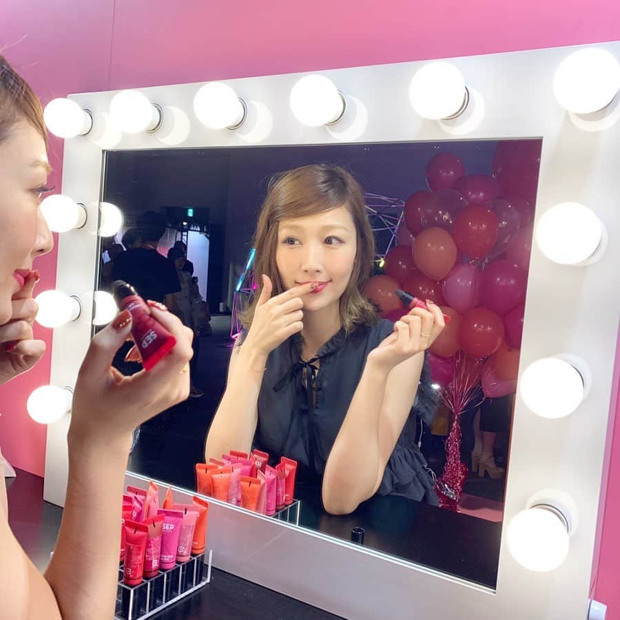 梅野舞さんのインスタグラム写真 - (梅野舞Instagram)「Beautyconへ♡  アメリカ・LAで2014年にスタートした 世界最大級の美容フェスティバル✨  今回の日本初開催は「PLANET」をコンセプトに 「日本を起点とした世界のビューティートレンドに触れることができる参加型のイベント」  豪華ゲストによるトークショーや ヘアメイクアップアーティストや、美容クリエイターによるメイクチュートリアル、美容ブースとビューティトレンドの詰まった楽しいイベントでした♬  #新ハーゲンダッツ  のパッケージも可愛いかったよ😍  #beautycontokyo #美容#beauty#美容フェスティバル#sepbeauty #ロッキングデュアルティント#ベルパレ先行販売 #ハーゲンダッツ#instagood#instapic#instabeauty」6月15日 20時41分 - mai.umeno