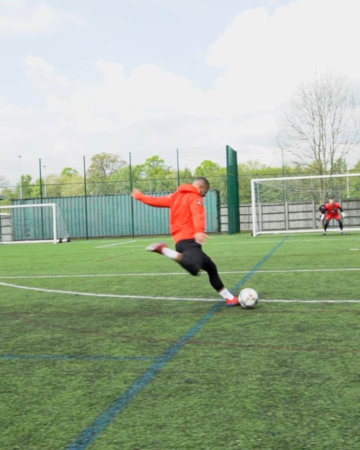 F2Freestylersのインスタグラム：「GOAL ⚽️✅ or NO GOAL ❌ COMMENT BELOW! 💬⬇️ NEW VIDEO OUT NOW! 🎥 LINK IN BIO 🔗 @lwalker_pt」