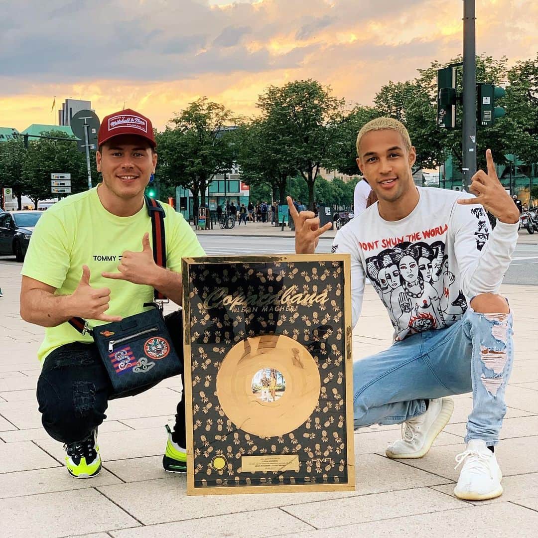 SIMON DESUEのインスタグラム：「GOLD 📀 Danke an alle die es mir ermöglicht haben dahinzukommen wo ich jetzt bin. Es waren schwierige Zeiten doch ich habe wie ein Löwe gekämpft und nach all den Jahren kann ich endlich sagen... ich kenne jemanden der GOLD gegangen ist. 🙏🏼🔥😂 @leonmachere @stard_ova #gold #iwannmalbekommichaucheine」