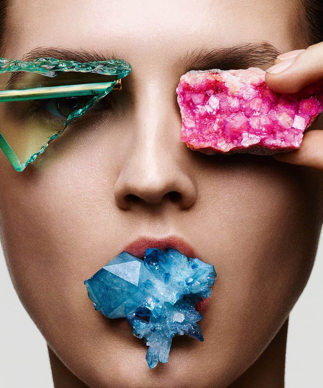 British Vogueさんのインスタグラム写真 - (British VogueInstagram)「Should you be tapping into the power of #crystals to help with your day-to-day wellbeing? Beauty director @JessicaDiner delves into the healing world of crystal #wellness in the July 2019 issue of #BritishVogue, on newsstands now.  Photographed by @BenHassett.」6月15日 20時43分 - britishvogue