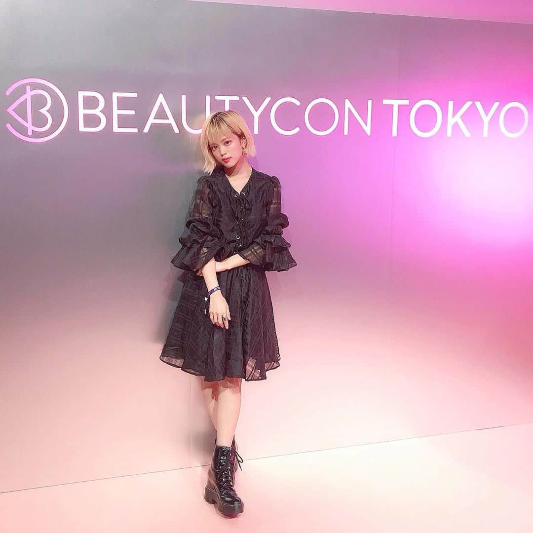 ハナエさんのインスタグラム写真 - (ハナエInstagram)「BEAUTYCON TOKYOへ💄﻿ ﻿ ﻿ 日本初上陸の、LA初 世界最大級ビューティーイベント。色んなコスメブランドやスキンケアブランドがブースを出してて楽しかったです。わたしの好きな、同じくLA初の強めコスメブランド NYXもブース出してたのでチェックしてきたよ。コスメはいくらあってもほしい🤤﻿ ﻿ ﻿ ﻿ #beautycontokyo #beautycon #beauty #cosme #cosmetics #twistandturn #twistxturn #pr #blonde #blondehair #goldhair #japanesegirl #ハナエ #HANAE」6月15日 20時43分 - hanae_0227