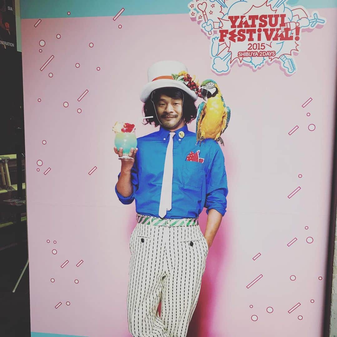 石川龍のインスタグラム：「やついフェス、ザチャレ、たくさんある会場から僕らのライブを選んで遊びに来てくれた皆さん、本当にありがとうございマッスル💪(๑• .̫ •๑) 💪 2015年？の顔はめパネル、しっくりきすぎている、気がします。 THE STARBEMS 日高さんにゲストとして参加していただいたスペシャルライブ、いかがだったでしょうか？ぼくは最高に楽しかったです！ 永井真理子さんのライブ、真裏で残念。ぜひ拝見したかった。。 #ザチャレ #やついフェス」