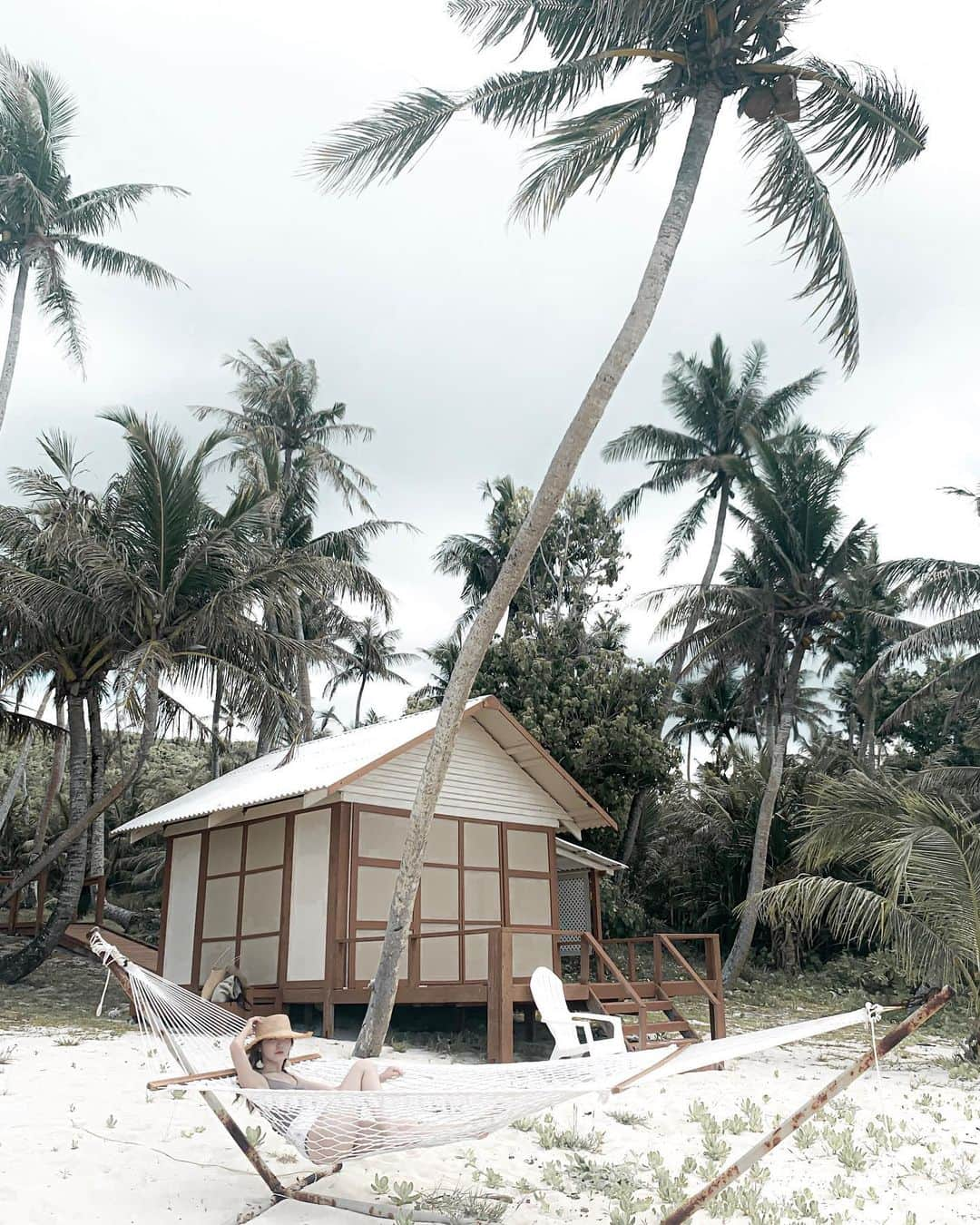 島野ミキさんのインスタグラム写真 - (島野ミキInstagram)「・ ・ 📍 COCO PALM GARDEN BEACH GUAM  前にグアム行った時に高波でお店が閉まっていて ガタガタな道を半分くらいのとこまで行ったのに 泣く泣く引きかえすハメに😭 だから、今回こそは絶対行きたいと決めてたとこ🏝 ここはあまりの道の悪さにタイヤがパンクする恐れがあるため レンタカーの車だと行くのを禁止されるから ツアーかタクシーで行くしかないの(＞＜) 中心街から約1時間くらいで着くよ🚗💨 海はたくさん魚がいるから子供も大喜び🐠🐡 普段は波も全然なくて浅瀬だから心配ないよー (° ꈊ °)✧˖° グアム行った時には絶対オススメな場所❤️ ※写真は @_ayusweet_ ❤︎ 私が撮ったやつなんだけどあまりにお気に入りで upしちゃいました😂 ・ ・ @hiltonguamresort @premierhotelgroup . #guam#ヒルトングアム#hiltonguam﻿#cocopalmgardenbeach#tabinikkireiwa  #プレミアホテルグループ#premierhotelgroup #guam #水着#ootd#swimwear #model#fashion #style#outfit#resort#Hotel#genic_mag#撮影#旅#旅行#海外旅行#ここにitta #tabijyo_hotel#グアム好きな人と繋がりたい#弾丸トラベラー#genic_guam#グアム旅行」6月15日 20時54分 - miki_shimano