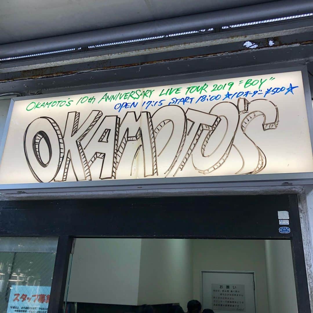 栗田善太郎のインスタグラム：「ロックバンドが武道館で演る意味を知ってる彼等だから今年だという理由が良くわかった。 バンドって10年真剣にやるとここまで来られるんだと。ロゴスで沢山のロックバンドを観てきたけど、国内では最高峰だった。 バンドで演る意味も良さも存分に伝わったよ。」