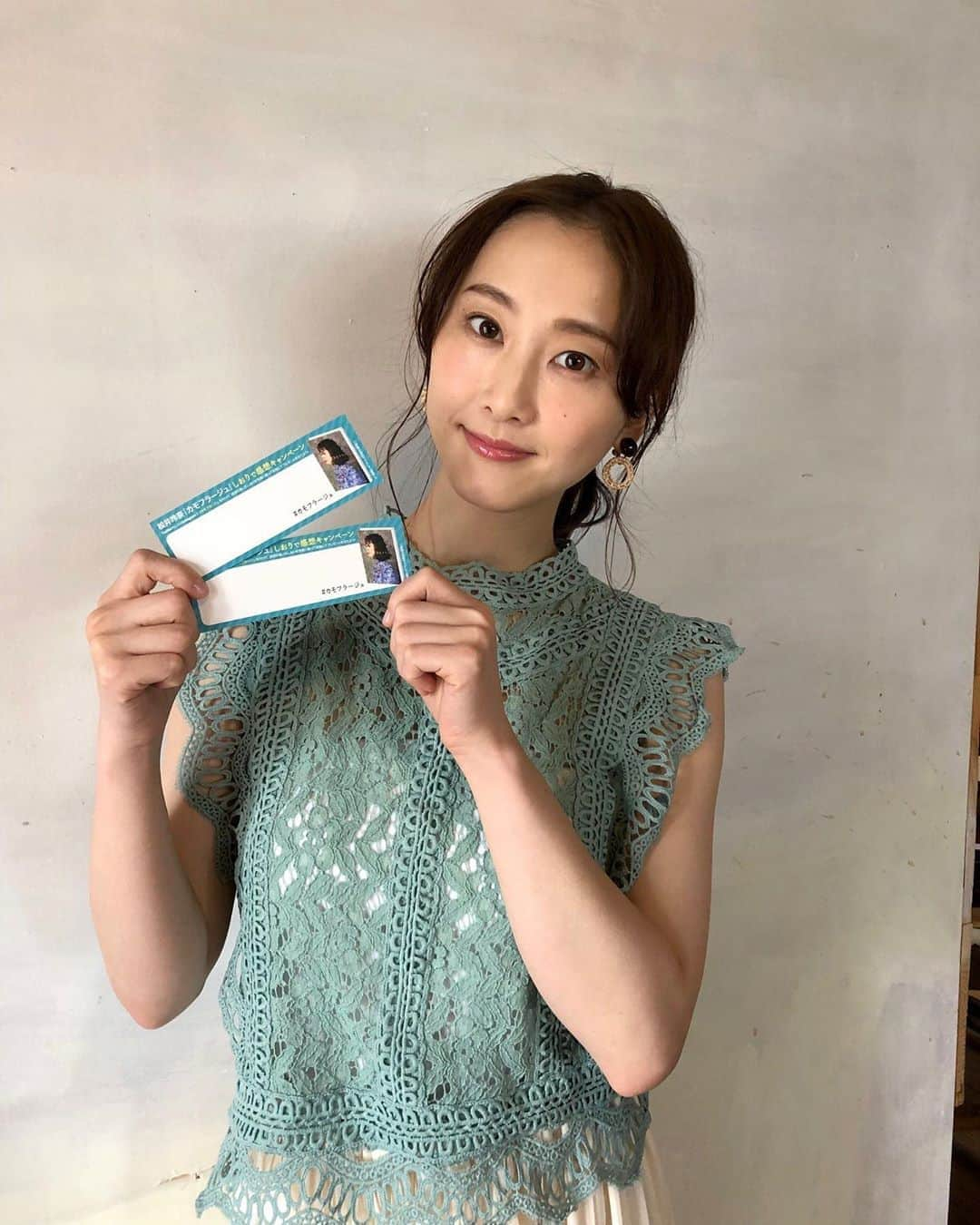 松井玲奈さんのインスタグラム写真 - (松井玲奈Instagram)「『カモフラージュ』の「しおりで感想キャンペーン」が始まりました。 全国の書店さんにこのしおりが置いてあるそうです。 今日スタイリストさんとメイクさんも感想を書いてくれていました笑  Twitter・Instagram合計10名様に抽選で、投稿していただいた感想に対する私、松井玲奈の直筆のコメント入りしおり＋図書カード５千円分をプレゼントします。 【しおりは特設ページから印刷して使用することも可能です】  参加方法は ①集英社文芸書公式Instagramアカウント（@shueisha_bungeisho）をフォロー  ②#カモフラージュ をつけてしおりに手書きで感想を書いて撮影した写真を投稿してください。 応募期間は2019年8月31日（土）の23:59まで。 Twitterでも実施中です。 https://twitter.com/shueisha_bungei  詳しくは下記URLをご覧ください  https://www.shueisha.co.jp/camouflage/campain.html  ぜひぜひ参加してね！  #松井玲奈  #カモフラージュ  #しおりで感想 #キャンペーン  #デビュー作 #短編集 #集英社」6月15日 20時47分 - renamatui27