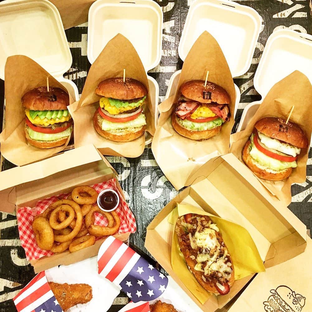 UberEATS_Japanさんのインスタグラム写真 - (UberEATS_JapanInstagram)「一度は味わいたい✨神戸の有名ハンバーガー🍔 . @UberEats_Japan で好評の有名ハンバーガー店シリーズ。 今日ご紹介するのは、神戸の『サンチャゴ バーガーズ』⚓️ 珍しい玄米を使ったバンズと国産黒毛和牛100%のパティ、そのこだわりとおいしさはグルメ雑誌にも掲載されるほど🤗 . ガブリとかぶりつけば、おいしさも倍増❗️週末は具だくさんバーガーをお家で思う存分に味わってみては？」6月15日 20時47分 - ubereats_japan