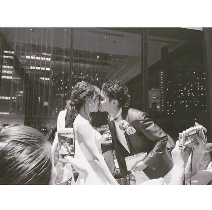 プレ花嫁の結婚式準備アプリ♡ -ウェディングニュースさんのインスタグラム写真 - (プレ花嫁の結婚式準備アプリ♡ -ウェディングニュースInstagram)「卒花嫁さんの素敵なウェディングフォト9選💓 . . ➸➸➸➸➸➸➸💒➸➸➸➸➸➸➸ 同じ式場の卒花嫁さんの 本物の料金&見積もり&写真が見れる✨ . #ウェディングニュース式場検索 👰 . アプリ： @weddingnews_editor web版： @weddingnews_concierge ➸➸➸➸➸➸➸➸➸➸➸➸➸➸➸➸ . . こちらのお写真は #卒花嫁  @maho.wedding さんからリグラムさせていただきました🌟ありがとうございました😊✨ . . . どれも素敵なmaho.weddingさんの #結婚式当日 の #ウェディングフォト 💓 . カバーはフォトにもエピソードにも #感動 しちゃう😭💕友人スピーチのフォト🎤 . まずはエピソードからリグラムさせて頂きますね✨ . . シーン #友人スピーチ BGM  #君が好き / 西野カナ(ピアノ) . 新婦側の友人スピーチは保育園から の幼馴染に頼みました☺️💕 . 結婚式のBGMリストはほとんど 洋楽ですが、ここは友人の好きな 西野カナの曲にしたかったのと、 『今すぐにでも飛んでいくよ 風が吹いても 雨振りでも』 という歌詞が、私が失恋したときには 自分のことよりも私のことを優先して 気持ちが落ち着くまでずっと側に いてくれたり、プロポーズされたのを 報告したときには仕事帰りに泣きながら 喜んで家まで駆け付けてくれた優しい 友人に重なる部分があったので、 迷わずこの曲に決定しました🙌🏻✨ . . 感動の涙を流すおふたりの姿や素敵な関係に心が温かくなっちゃいます☺️💕 . 友人を想って選んだBGMもとても素敵ですよね💕 . ほかのフォトもとても素敵なのでぜひスワイプ👉🏻してチェックしてみてくださいね✨♩ . . . ＼📷投稿お待ちしています／ . 花嫁はもちろん、業者さんも大歓迎✨ アナタのお写真をご紹介してもOKという方は、ぜひ #ウェディングニュース にお写真を投稿してください💕 . . ⬇︎関連アカウント⬇︎ . 💒式場検索 【 @weddingnews_concierge 】 👰マイレポ花嫁 【 @weddingnews_brides 】 . . その他、編集部からの連絡専用 @weddingnews_contact や、スタッフ個人の連絡用として @WN_xxxx（xxxは個人名）があります💕 . ………………………………………… ❤️WeddingNewsとは？ . 花嫁のリアルな”声”から生まれた 花嫁支持率No1✨スマホアプリです📱💕 . . 🌸知りたい… #結婚式準備 に役立つ記事を毎日150件配信中♩ . 🌸見たい… インスタの #ウェディング 系投稿TOP100が毎日チェックできる＊IG画像の複数ワード検索も可♩ . 🌸叶えたい… #結婚式 関連の予約サイトが大集合♩ . 🌸伝えたい… 自分の結婚式レポ『マイレポ』が簡単に作れる♩卒花嫁のレポが読める♩ . . @weddingnews_editor のURLからDLしてね✨ . . . #プレ花嫁 #結婚  #花嫁  #ウエディング  #プレ花嫁準備 #2019秋婚 #披露宴 #結婚式レポ #関西花嫁 #大阪花嫁  #友達 #西野カナ #フォトウェディング #日本中のプレ花嫁さんと繋がりたい #新郎新婦 #2019夏婚 #2020春婚 #ウェディングレポ」6月15日 20時48分 - weddingnews_editor