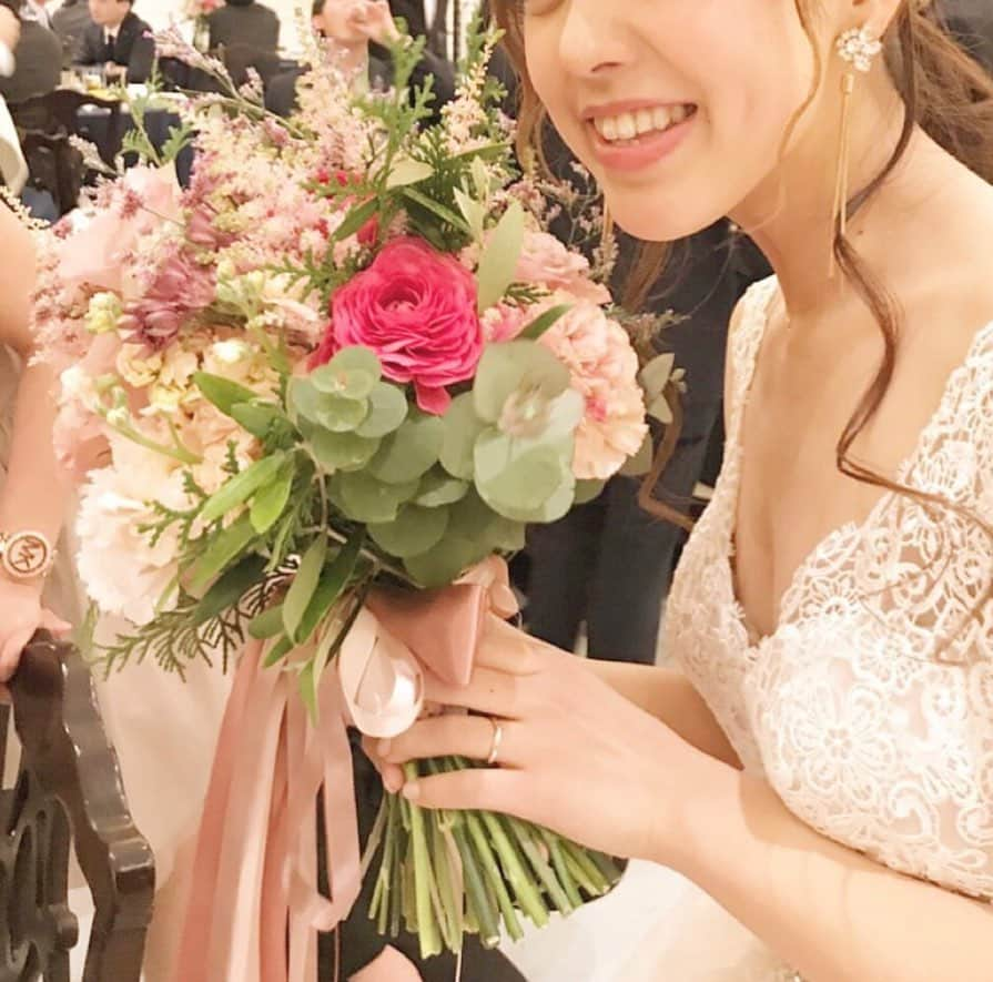 プレ花嫁の結婚式準備アプリ♡ -ウェディングニュースさんのインスタグラム写真 - (プレ花嫁の結婚式準備アプリ♡ -ウェディングニュースInstagram)「卒花嫁さんの素敵なウェディングフォト9選💓 . . ➸➸➸➸➸➸➸💒➸➸➸➸➸➸➸ 同じ式場の卒花嫁さんの 本物の料金&見積もり&写真が見れる✨ . #ウェディングニュース式場検索 👰 . アプリ： @weddingnews_editor web版： @weddingnews_concierge ➸➸➸➸➸➸➸➸➸➸➸➸➸➸➸➸ . . こちらのお写真は #卒花嫁  @maho.wedding さんからリグラムさせていただきました🌟ありがとうございました😊✨ . . . どれも素敵なmaho.weddingさんの #結婚式当日 の #ウェディングフォト 💓 . カバーはフォトにもエピソードにも #感動 しちゃう😭💕友人スピーチのフォト🎤 . まずはエピソードからリグラムさせて頂きますね✨ . . シーン #友人スピーチ BGM  #君が好き / 西野カナ(ピアノ) . 新婦側の友人スピーチは保育園から の幼馴染に頼みました☺️💕 . 結婚式のBGMリストはほとんど 洋楽ですが、ここは友人の好きな 西野カナの曲にしたかったのと、 『今すぐにでも飛んでいくよ 風が吹いても 雨振りでも』 という歌詞が、私が失恋したときには 自分のことよりも私のことを優先して 気持ちが落ち着くまでずっと側に いてくれたり、プロポーズされたのを 報告したときには仕事帰りに泣きながら 喜んで家まで駆け付けてくれた優しい 友人に重なる部分があったので、 迷わずこの曲に決定しました🙌🏻✨ . . 感動の涙を流すおふたりの姿や素敵な関係に心が温かくなっちゃいます☺️💕 . 友人を想って選んだBGMもとても素敵ですよね💕 . ほかのフォトもとても素敵なのでぜひスワイプ👉🏻してチェックしてみてくださいね✨♩ . . . ＼📷投稿お待ちしています／ . 花嫁はもちろん、業者さんも大歓迎✨ アナタのお写真をご紹介してもOKという方は、ぜひ #ウェディングニュース にお写真を投稿してください💕 . . ⬇︎関連アカウント⬇︎ . 💒式場検索 【 @weddingnews_concierge 】 👰マイレポ花嫁 【 @weddingnews_brides 】 . . その他、編集部からの連絡専用 @weddingnews_contact や、スタッフ個人の連絡用として @WN_xxxx（xxxは個人名）があります💕 . ………………………………………… ❤️WeddingNewsとは？ . 花嫁のリアルな”声”から生まれた 花嫁支持率No1✨スマホアプリです📱💕 . . 🌸知りたい… #結婚式準備 に役立つ記事を毎日150件配信中♩ . 🌸見たい… インスタの #ウェディング 系投稿TOP100が毎日チェックできる＊IG画像の複数ワード検索も可♩ . 🌸叶えたい… #結婚式 関連の予約サイトが大集合♩ . 🌸伝えたい… 自分の結婚式レポ『マイレポ』が簡単に作れる♩卒花嫁のレポが読める♩ . . @weddingnews_editor のURLからDLしてね✨ . . . #プレ花嫁 #結婚  #花嫁  #ウエディング  #プレ花嫁準備 #2019秋婚 #披露宴 #結婚式レポ #関西花嫁 #大阪花嫁  #友達 #西野カナ #フォトウェディング #日本中のプレ花嫁さんと繋がりたい #新郎新婦 #2019夏婚 #2020春婚 #ウェディングレポ」6月15日 20時48分 - weddingnews_editor