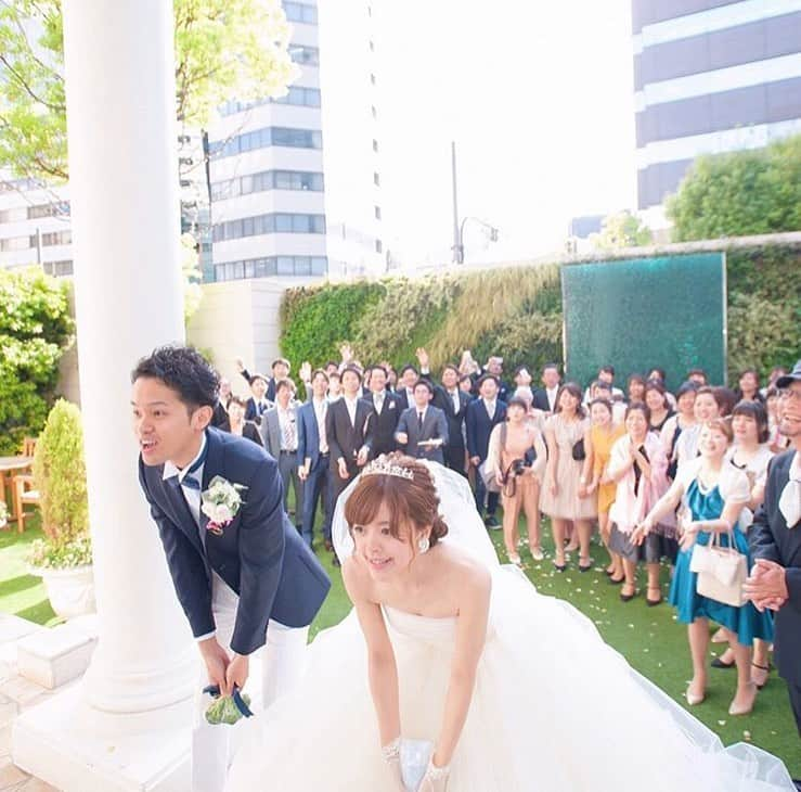 プレ花嫁の結婚式準備アプリ♡ -ウェディングニュースさんのインスタグラム写真 - (プレ花嫁の結婚式準備アプリ♡ -ウェディングニュースInstagram)「卒花嫁さんの素敵なウェディングフォト9選💓 . . ➸➸➸➸➸➸➸💒➸➸➸➸➸➸➸ 同じ式場の卒花嫁さんの 本物の料金&見積もり&写真が見れる✨ . #ウェディングニュース式場検索 👰 . アプリ： @weddingnews_editor web版： @weddingnews_concierge ➸➸➸➸➸➸➸➸➸➸➸➸➸➸➸➸ . . こちらのお写真は #卒花嫁  @maho.wedding さんからリグラムさせていただきました🌟ありがとうございました😊✨ . . . どれも素敵なmaho.weddingさんの #結婚式当日 の #ウェディングフォト 💓 . カバーはフォトにもエピソードにも #感動 しちゃう😭💕友人スピーチのフォト🎤 . まずはエピソードからリグラムさせて頂きますね✨ . . シーン #友人スピーチ BGM  #君が好き / 西野カナ(ピアノ) . 新婦側の友人スピーチは保育園から の幼馴染に頼みました☺️💕 . 結婚式のBGMリストはほとんど 洋楽ですが、ここは友人の好きな 西野カナの曲にしたかったのと、 『今すぐにでも飛んでいくよ 風が吹いても 雨振りでも』 という歌詞が、私が失恋したときには 自分のことよりも私のことを優先して 気持ちが落ち着くまでずっと側に いてくれたり、プロポーズされたのを 報告したときには仕事帰りに泣きながら 喜んで家まで駆け付けてくれた優しい 友人に重なる部分があったので、 迷わずこの曲に決定しました🙌🏻✨ . . 感動の涙を流すおふたりの姿や素敵な関係に心が温かくなっちゃいます☺️💕 . 友人を想って選んだBGMもとても素敵ですよね💕 . ほかのフォトもとても素敵なのでぜひスワイプ👉🏻してチェックしてみてくださいね✨♩ . . . ＼📷投稿お待ちしています／ . 花嫁はもちろん、業者さんも大歓迎✨ アナタのお写真をご紹介してもOKという方は、ぜひ #ウェディングニュース にお写真を投稿してください💕 . . ⬇︎関連アカウント⬇︎ . 💒式場検索 【 @weddingnews_concierge 】 👰マイレポ花嫁 【 @weddingnews_brides 】 . . その他、編集部からの連絡専用 @weddingnews_contact や、スタッフ個人の連絡用として @WN_xxxx（xxxは個人名）があります💕 . ………………………………………… ❤️WeddingNewsとは？ . 花嫁のリアルな”声”から生まれた 花嫁支持率No1✨スマホアプリです📱💕 . . 🌸知りたい… #結婚式準備 に役立つ記事を毎日150件配信中♩ . 🌸見たい… インスタの #ウェディング 系投稿TOP100が毎日チェックできる＊IG画像の複数ワード検索も可♩ . 🌸叶えたい… #結婚式 関連の予約サイトが大集合♩ . 🌸伝えたい… 自分の結婚式レポ『マイレポ』が簡単に作れる♩卒花嫁のレポが読める♩ . . @weddingnews_editor のURLからDLしてね✨ . . . #プレ花嫁 #結婚  #花嫁  #ウエディング  #プレ花嫁準備 #2019秋婚 #披露宴 #結婚式レポ #関西花嫁 #大阪花嫁  #友達 #西野カナ #フォトウェディング #日本中のプレ花嫁さんと繋がりたい #新郎新婦 #2019夏婚 #2020春婚 #ウェディングレポ」6月15日 20時48分 - weddingnews_editor