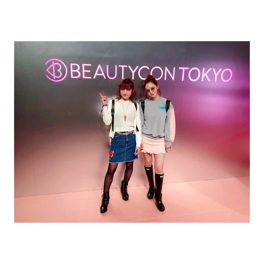 のインスタグラム：「《Beautycon Tokyo》💋 美容大好きなわたしにはたまらないイベントでした 👏🏻♡ ほぼ全てのブースを回って 商品について色々聞かせていただいて とても楽しかったです！いい刺激になりました ✨ 同じく美容好きな楓ちゃんをお誘いしたのだけど 生き生きしてたなぁ 🤔笑 ・ ・ ご招待いただき、ありがとうございました 🌸 #beautycon #beautycontokyo #beauty #skincare #cosme #shibuya #スキンケア #コスメ #美容 #美活 #肌活 #アンチエイジング」