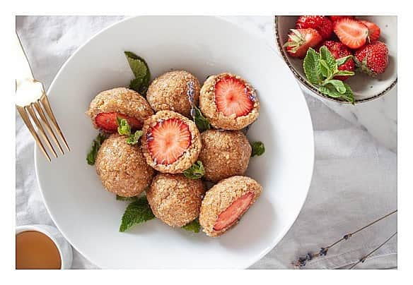 ELLE Czechさんのインスタグラム写真 - (ELLE CzechInstagram)「Rychlý a svěží recept bez výčitek pro každého milovníka sladkých knedlíků. Ideální na horké letní dny, kdy vás neláká vařit. Celý postup najdete na elle.cz/ link v biu/. Dobrou chuť _____ #ELLEczech #ELLEweekend #recipesinELLE」6月15日 20時49分 - elleczech