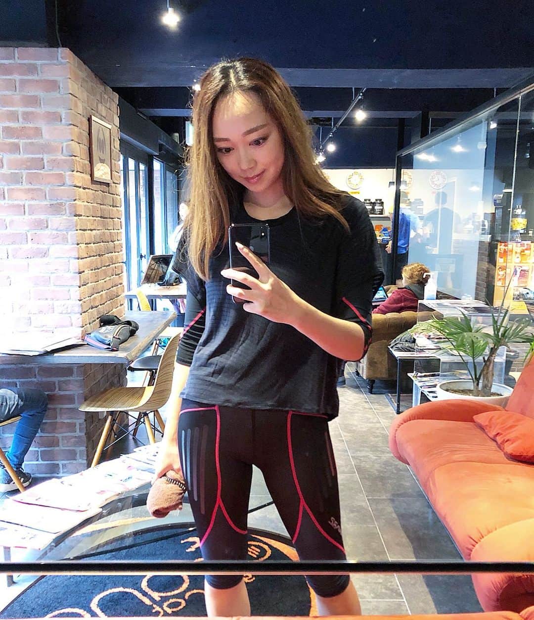 石田美奈子のインスタグラム：「𝕎𝕠𝕣𝕜𝕠𝕦𝕥. . 今日は朝から#ジム へ☺︎ 雨だしやめようかなぁ…という怠け心を振り払って、#トレーニング してきました。 #筋トレ 中心に、#ランニング も少し。 . あまり時間がなかったので、効率良くトレーニングできるように“THE WARP by ennerre マッスルメーカー1.5”を着用！ 以前商品紹介の#トレーニング動画  撮影に参加させていただいた#コンプレッションウェア です。 なんとなんと、着るだけで通常トレーニングの1.5倍の負荷をかけることができる ＝ 1.5倍効率良くトレーニングできる ウェア😍 圧迫強度が適度なので、運動時の体の動きの制限が気にならない。 シンプルなデザインなので、ウェアのインナーとして着るのもおすすめです✨ . 生理前の体重増加期(←私はデブ期と呼んでいます)に突入して、食生活を気をつけているのに体重が増えていく… 嫌いな時期！早く過ぎ去ってほしい🙄 . 💪 → #minako_workout . #workout #gym #training  #thewarpbyennerre #ザワープバイエネーレ #マッスルメーカー#ワークアウト女子 #トレーニング女子 #シェイプアップ」