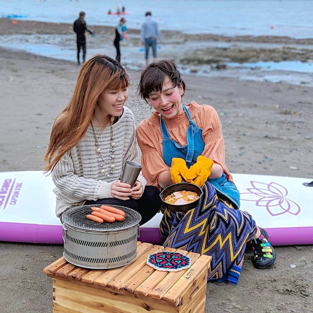 芳美リンさんのインスタグラム写真 - (芳美リンInstagram)「ある日の#逗子海岸  アンバサダーを務めている、 #スイスデリス　の#ロスティ　を海で焼きました🌊✨ ロスティとは、スイスの伝統料理。 ハッシュポテトのような料理です☺  友人は初ロスティだったので、アレンジせず、シンプルに。  ウィンナーと相性💮  スイスデリスから市販されている、 500gだと、少人数では食べきれないことがるので、小分けにして焼くのがオススメです。☺ ※逗子海岸は海の家オープン期間は火気厳禁になります。 季節に合わせて楽しみたいですね🌊☺ @swissdelice_jp #スイスデリスアンバサダー #おいしい時間をスイスから #スイスデリス #swissdelice #ロスティ#アウトドアでロスティ #キャンプ#アウトドア女子 #キャンプグッズ　 @captainstag #Captainstag#キャプテンスタッグ #SUP#サップ#湘南SUPガール #マリンスポーツ#アウトドアメニュー#海好きな人と繋がりたい#バーベキュー#BBQ#KEEN #キーンビーチキャンプ#ビーチピクニック #リネン混スラブ風オフショル#リエディ @reedit_official (121483)#pr」6月15日 20時50分 - lynn.lynn5