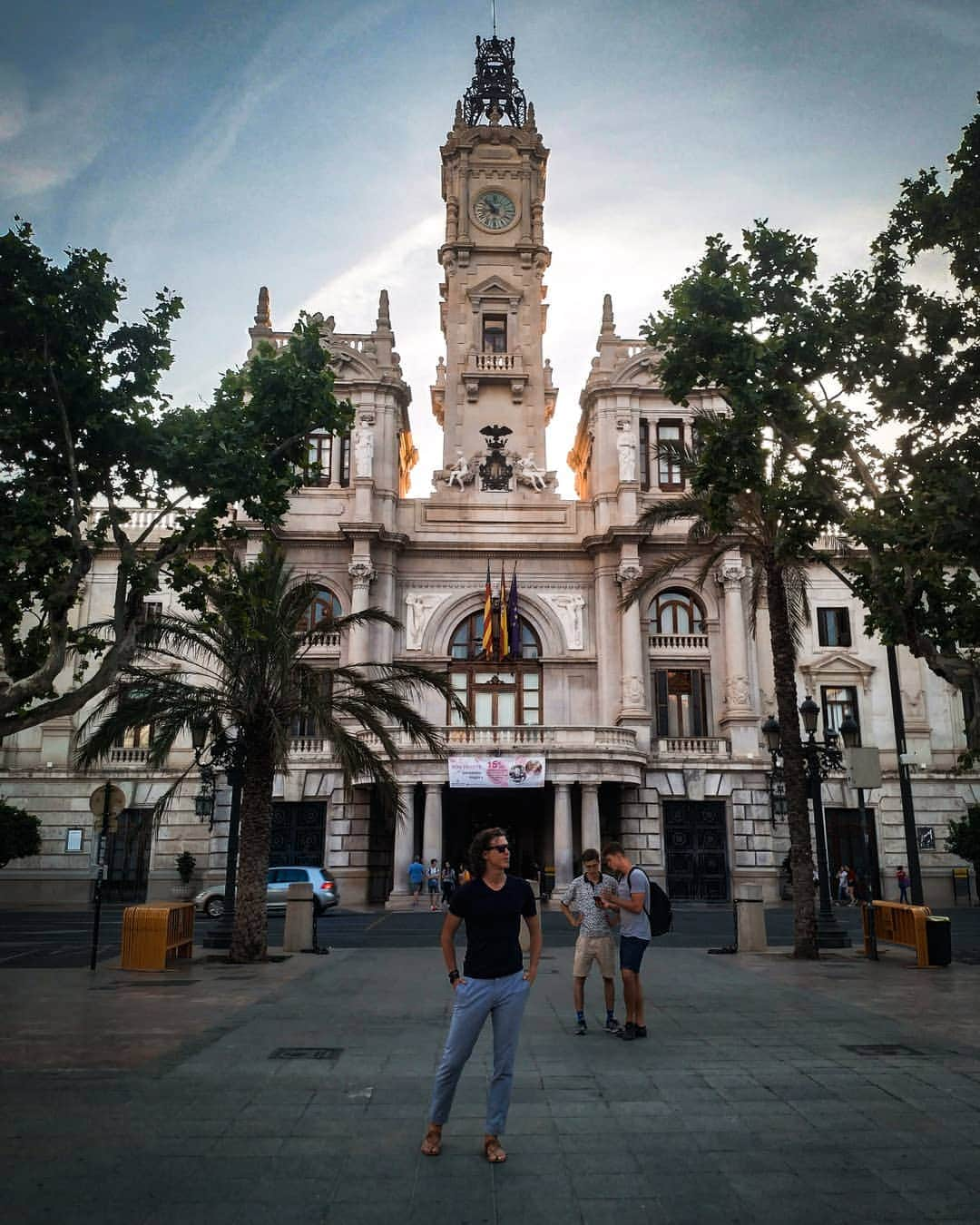 パヴェル・ドローストのインスタグラム：「Cómo rápidamente el tiempo vuela...⏳ Valencia para mí,eso es: 🔸 La tierra del sol y las naranjas 🍊 🔸 Mis amigos y las conversaciones sin final 🗯️🎉🍷 🔸El ambiente de este ciudad maravillosa✨🏛️ . . . #españa #valencia #travel #испания #валенсия #viajes #spain #vacation #friends #visitspain #visitvalencia #summer #architecture」