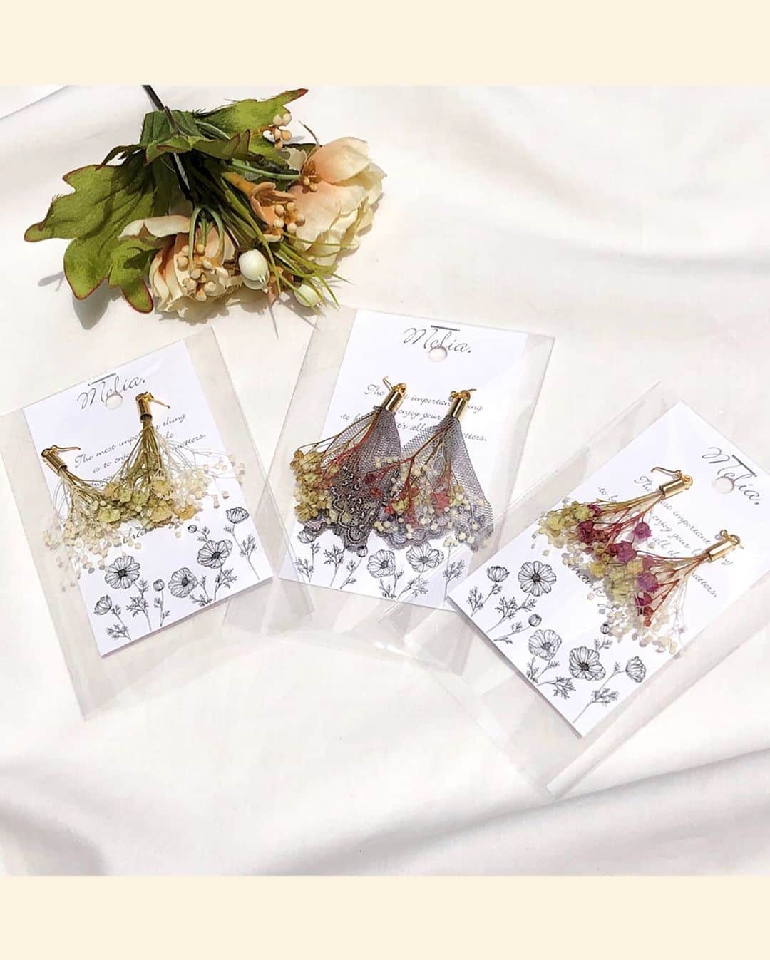 素今歩さんのインスタグラム写真 - (素今歩Instagram)「【プレゼントキャンペーン！】﻿﻿﻿﻿﻿ 素今歩と @_handmade_community を﻿﻿﻿﻿﻿ フォロー&この投稿にいいね！で﻿﻿﻿﻿﻿ ランダムでピアスorイヤリングが1名様に当たる！﻿﻿﻿﻿﻿ 6月17日20時まで﻿﻿﻿﻿﻿ この投稿のコメントで抽選発表します♡﻿﻿﻿ ﻿﻿ ﻿﻿ ﻿ melia [メリア]はプルメリアの略で、﻿ 花言葉は「気品」「魅力」「内気な乙女」。﻿ プルメリアを身につけると魅力的になると言われています。﻿ ﻿ ﻿ 「身に付けた方の魅力を引き出すような、存在感のあるアクセサリー」をコンセプトに、レジン、ドライフラワーを中心にひとつひとつ心を込めて製作しています。﻿ 是非お気に入りを探してみてください❁﻿ ﻿ ﻿ ﻿﻿ 【素今歩南口店  No,J414  melia 】﻿﻿﻿﻿﻿﻿ ﻿﻿﻿﻿﻿﻿ ﻿﻿﻿﻿﻿﻿ 【素今歩とは？】﻿﻿﻿﻿﻿﻿ 今年で16年目を迎えるハンドメイドショップです。﻿﻿﻿﻿ 作家様の数も700を超える為、﻿﻿﻿﻿ お店に来たら必ず迷います！﻿﻿﻿﻿ ですが迷えば迷う分﻿﻿﻿﻿ あなたの本当のお気に入りがきっと見つかるはず♡﻿﻿﻿ アクセサリーの宝探しを是非！﻿﻿﻿﻿﻿﻿ 作家様も残り、30名程募集をしております。﻿﻿﻿﻿﻿﻿ 遠方の方もご出展頂けます^ ^﻿﻿﻿﻿﻿﻿ ﻿﻿﻿﻿﻿﻿ ﻿﻿﻿﻿﻿﻿ 🏡北口店﻿﻿﻿﻿﻿﻿ 東京都世田谷区北沢2-25-8  東洋百貨店内﻿﻿﻿﻿﻿﻿ 🏡南口店﻿﻿﻿﻿﻿﻿ 東京都世田谷区北沢2-13-7  下北沢南口商店街 ﻿﻿﻿﻿﻿ ソフトバンクを曲がる！﻿﻿﻿﻿ 共に駅から徒歩3分！﻿﻿﻿﻿﻿﻿ ﻿﻿﻿﻿ ﻿﻿﻿﻿ #素今歩#下北#shimokitazawa  #可愛いお店  #下北沢おすすめ  #ガーリー  #下北おすすめ #ドライフラワー  #委託販売  #雑貨屋  #ハンドメイド #ドライフラワーイヤリング #ドライフラワーピアス #ガーリーファッション #ハートイヤリング #ガーリーコーデ #おでかけ #夏コーデ﻿ ﻿﻿﻿﻿」6月15日 20時51分 - sukonbu_official