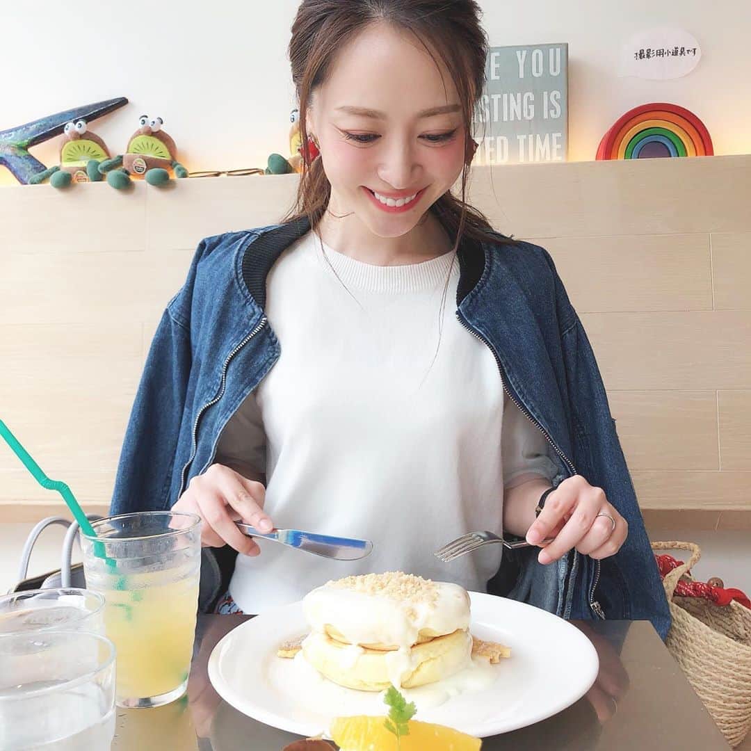 磯部奈央さんのインスタグラム写真 - (磯部奈央Instagram)「LOVE🥞❤︎ . やっぱレインボーパンケーキのマカデミアナッツソースパンケーキ、好きすぎる〜😍 3年ぶりくらいに行ったんだけど、やっぱ好きだなぁと確信…💘 . お母さんはオレンジチョコのパンケーキ頼んでて、わたしはマカデミアナッツソースパンケーキ派だったけど、それも気に入ってました😋 . 昔はめっちゃ行列に並んで食べたけど、入りやすくなってて嬉しい❤︎！ . . . #pancakes #パンケーキ #マカデミアナッツソースパンケーキ #マカデミアナッツソース #レインボーパンケーキ #rainbowpancake #原宿 #原宿カフェ #cafe #カフェ」6月15日 20時53分 - nao_isobe729