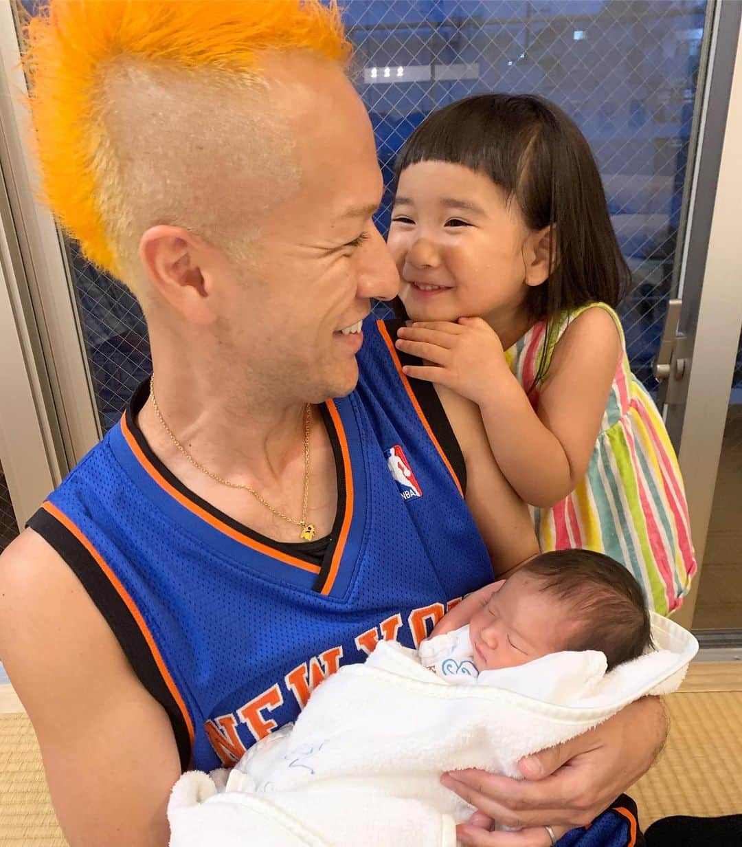のインスタグラム：「我が子のように触りまくり抱っこしまくった我が家。けけお疲れさま&おめでとう😍👏㊗️ 可愛すぎてずっとずっと見てられた🥺✨ . 娘も可愛い可愛い言ってた☺️ #お父さん髪の毛オレンジにして帰ってきた #まるで我が子のような写真 😂 #出産おめでとう #東京の親友も赤ちゃん産まれたの #早く会いたいくてたまらない #最近周りで出産ラッシュ🤩🤱 #新生児 #かわいすぎる #娘 #日夕佳 #日夕佳とお父さん #女の子 #もうすぐ4歳 #感慨深い #娘もこんな時あった」