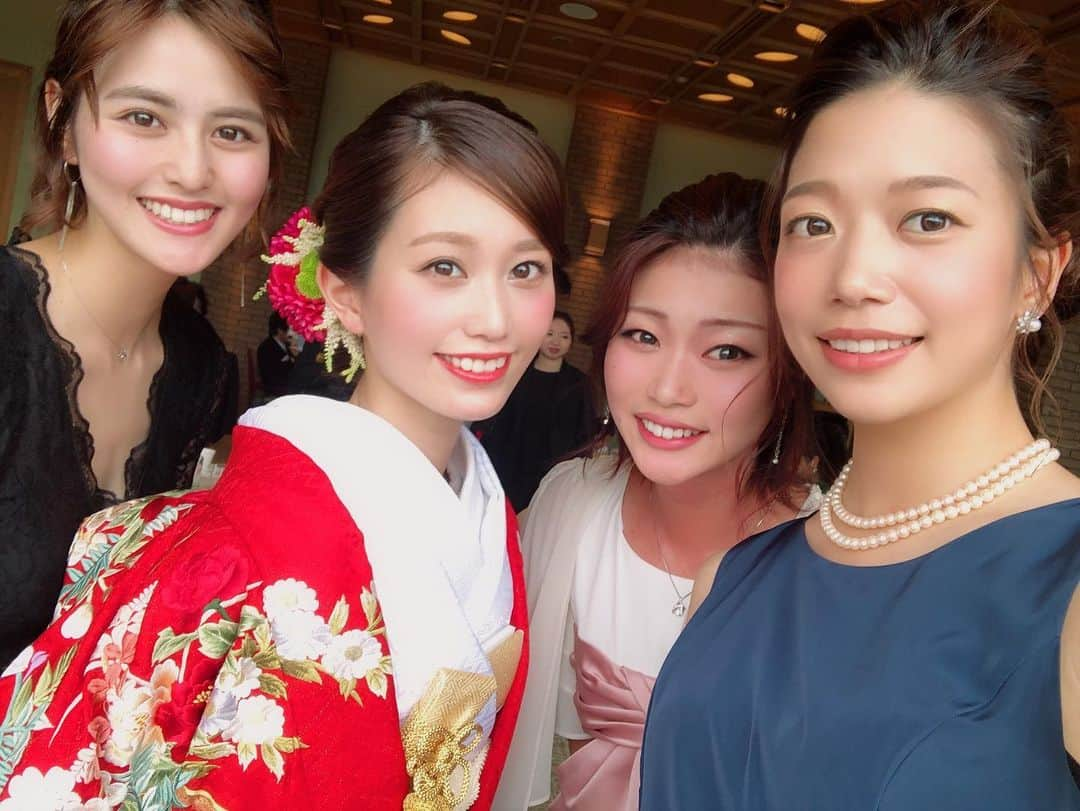 岩田絵莉佳さんのインスタグラム写真 - (岩田絵莉佳Instagram)「Sayaka's Happy Wedding❤️👰🏻💍 . 本当に綺麗で本当に綺麗で本当に綺麗でした✨ . 式の時から涙が止まらなかった😭 . 可愛くて綺麗で優しくて天然で思ってることは顔に すべて出てしまうでも頼りになる沙也加ちゃん☺️ . 改めて結婚おめでとう💕 . . .  #happywedding #wedding #model #bridal #smile #foreverhappy #friend . . . 4枚目 みんな#YAMAHA 関係モデル #yamahaが美しい #ysgear girl #yamaharacing lady」6月15日 21時02分 - 15erika11