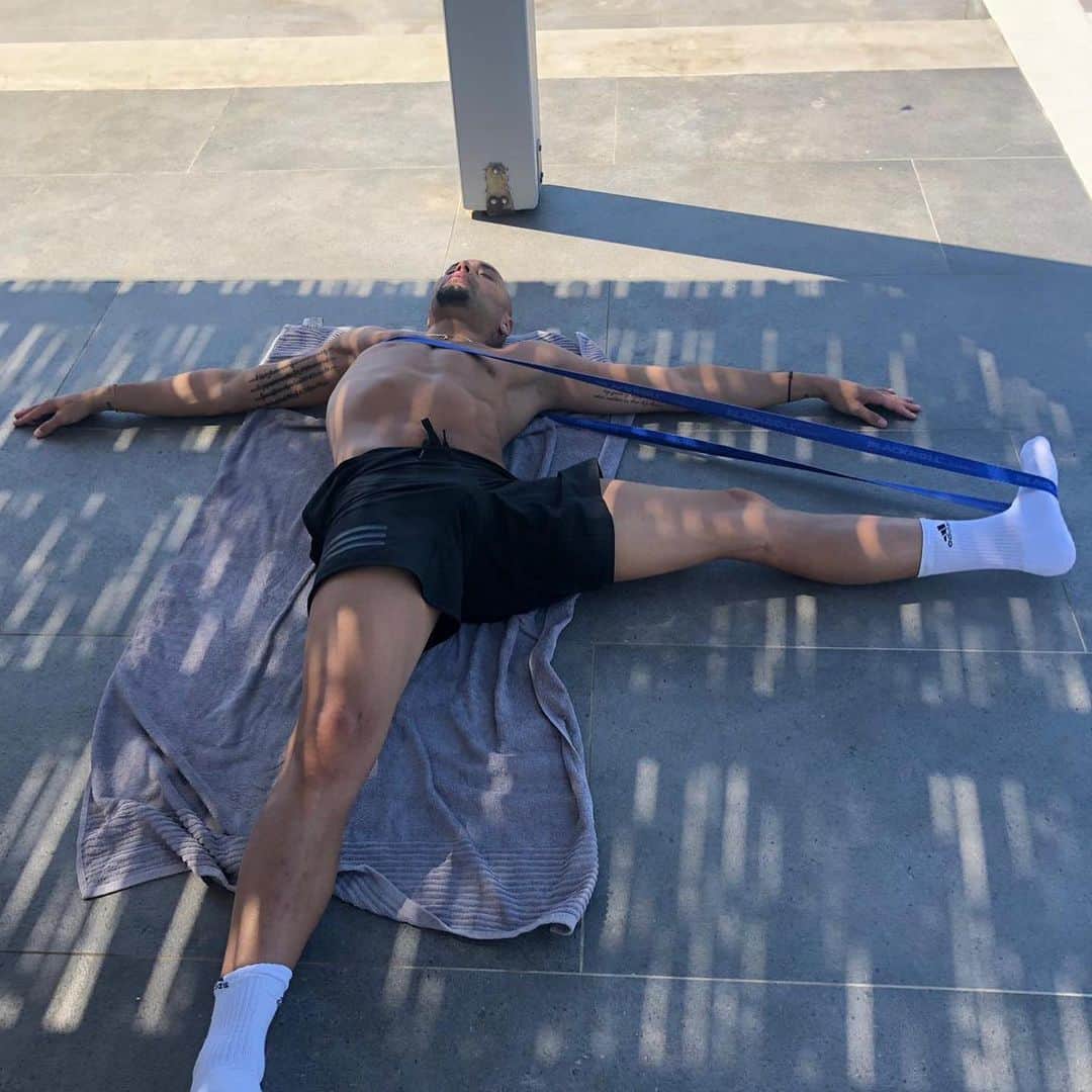 ヨアン・ベナルアンのインスタグラム：「stretching Time #yb29pablopicasso #benalouaneborsa #mikonos #mikonos🇬🇷 #holidays #friends #adidas swag #summer #namosmykonos #namos #scorpiosmykonos #principotemykonos #principote」